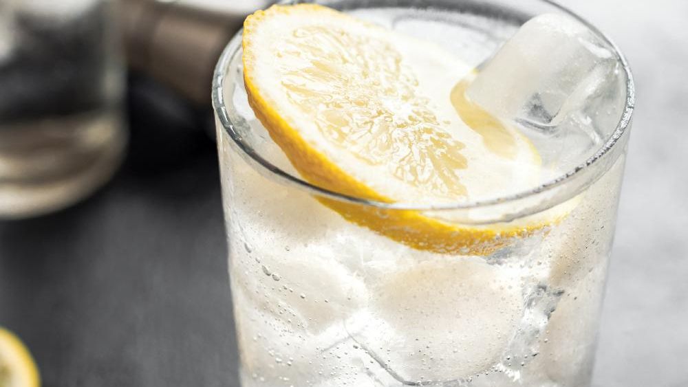Gin och tonic – så blandas den klassiska drinken