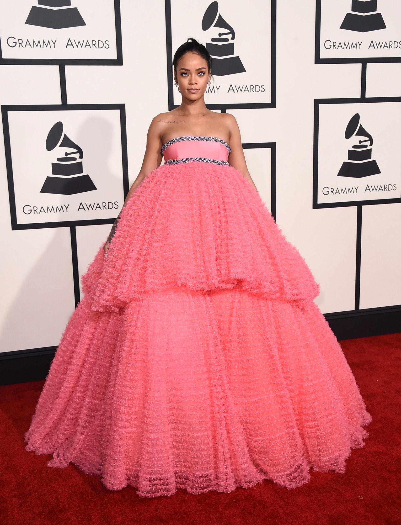 PRINSESSEØYEBLIKK: Rihanna blir kledd opp av noen av verdens fremste designere. Her i en kjole fra Giambattista Valli Haute Couture. Foto: Jordan Strauss/Invision/AP.