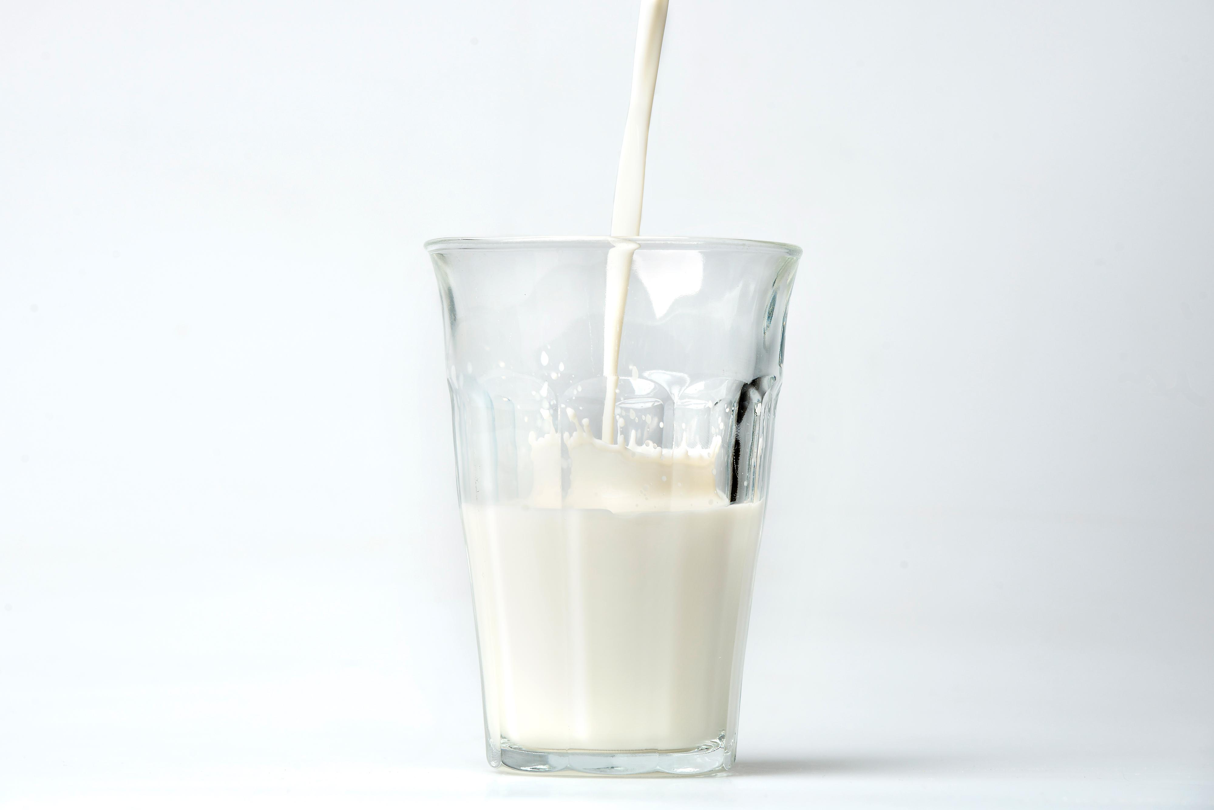 ET KALDT..: .. glass med melk.