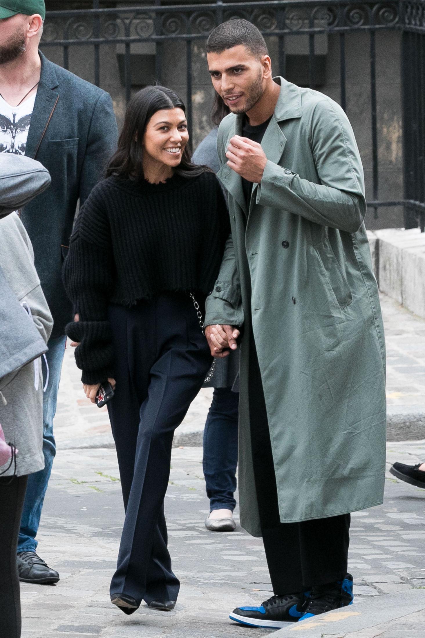 SATURDAY STROLL: Kourtney Kardashian og Younes Bendjima var på en spasertur i området Montmartre lørdag 30. september. Foto: Getty Images
