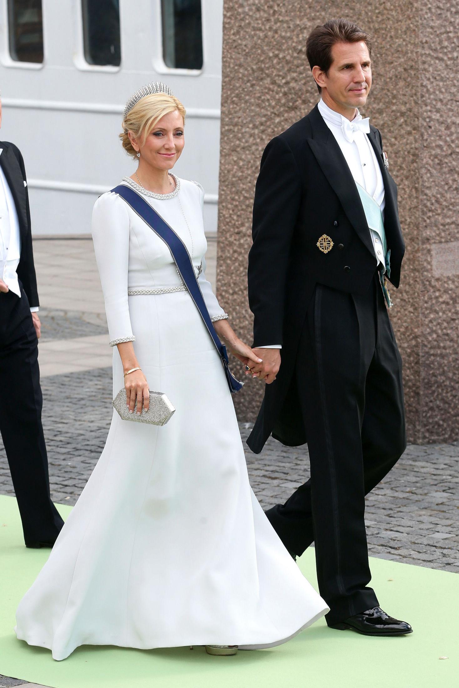 HELHVITT: Kronprinsesse Marie-Chantal valgte samme farge som bruden da prinsesse Madeleine giftet seg. Her med kronprins Pavlos. Foto: Getty Images