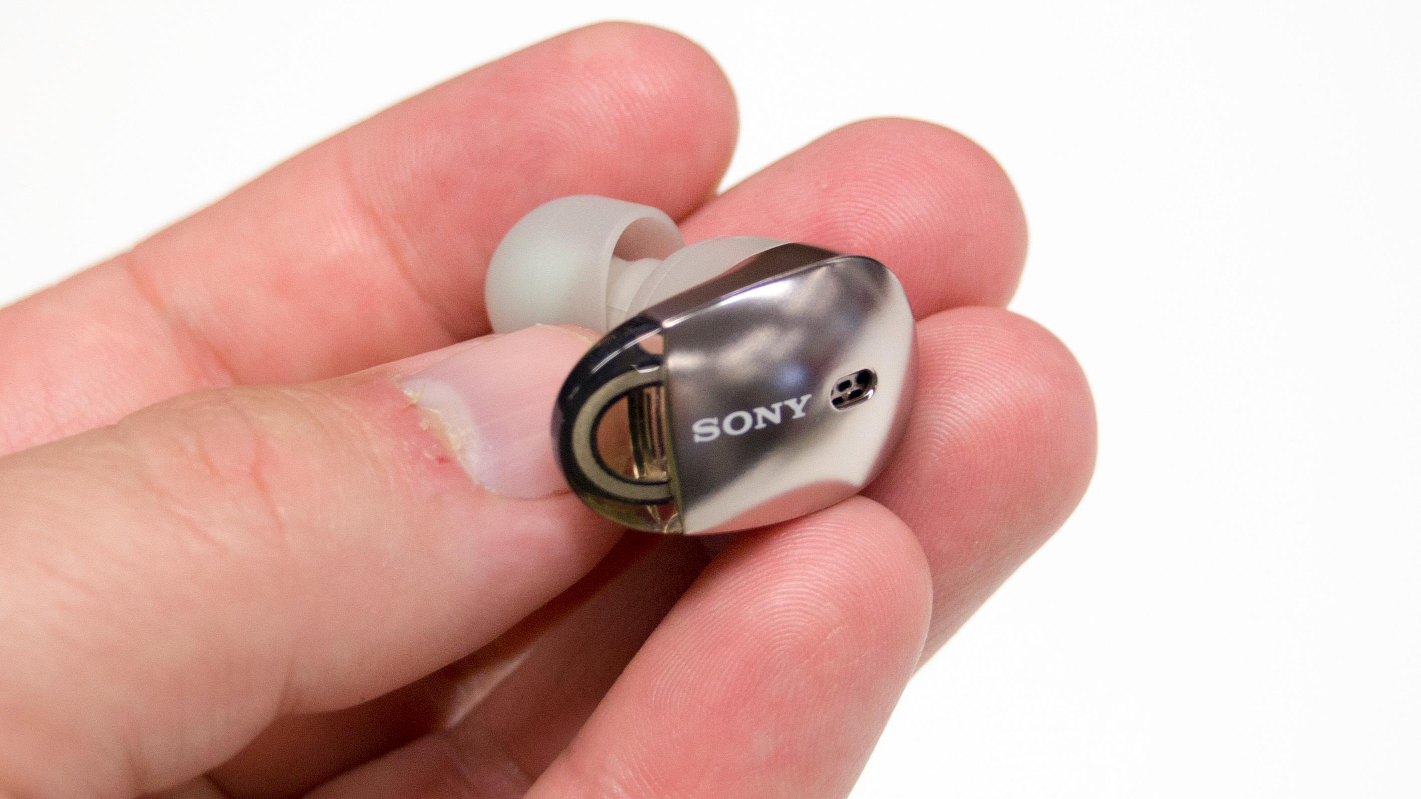 Sony WF-1000X er ganske dype av seg. Noe som gjør at de stikker litt vel langt ut fra hodet.