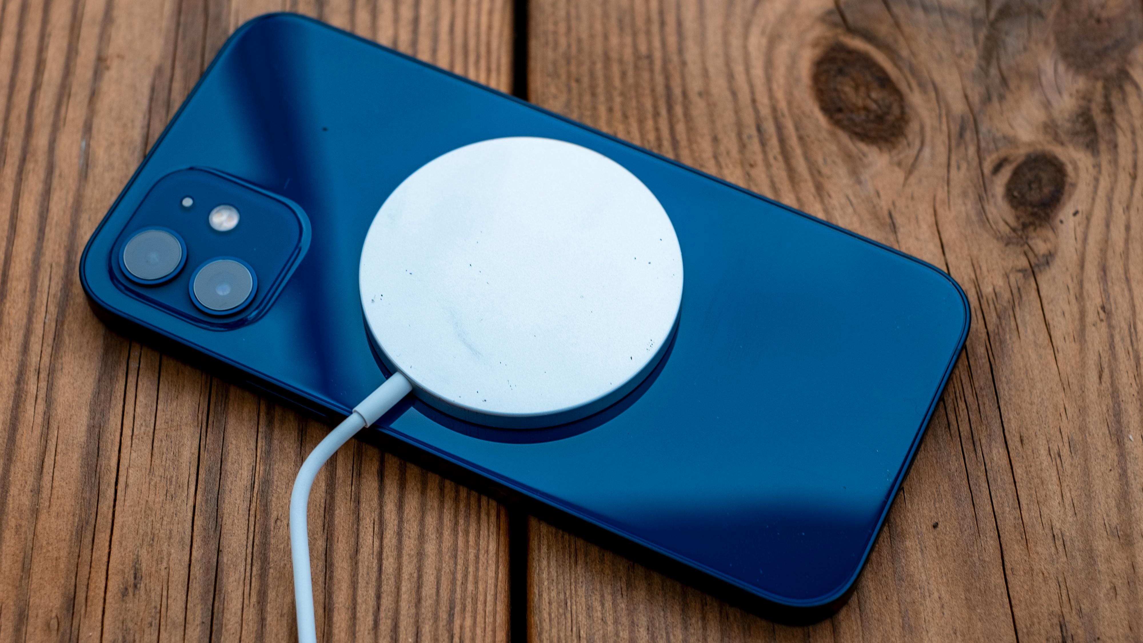 MagSafe er en trådløslader som sitter fast mens du bruker den. Du kan helt fint spille eller snakke i telefonen mens den lader. Den sitter så godt fast at det ikke er noe problem å løfte telefonen etter kabelen.