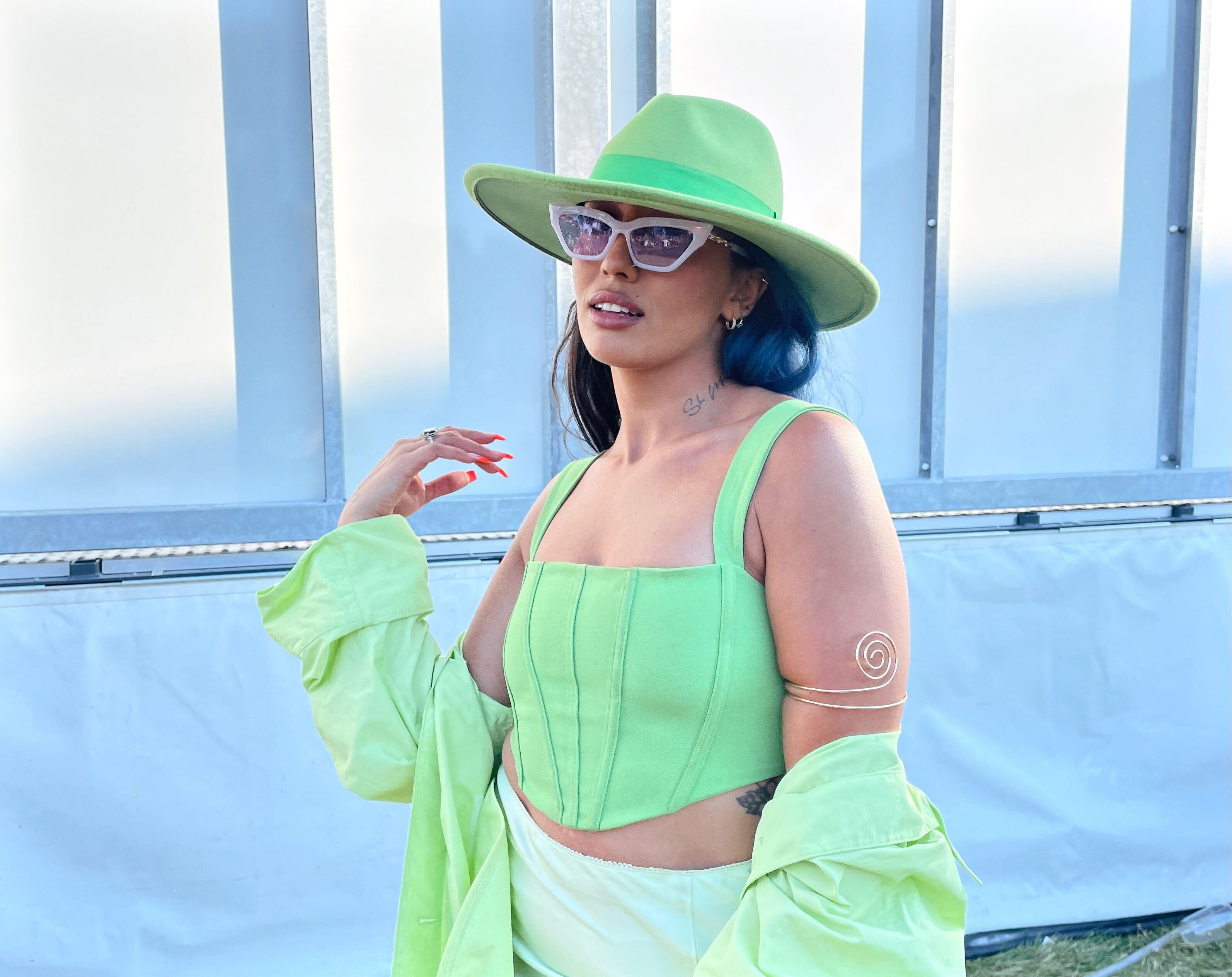 FESTIVALKLAR: Artisten Royane så smashing ut i sin grønne look. Legg også merke til smykket rundt armen hennes.