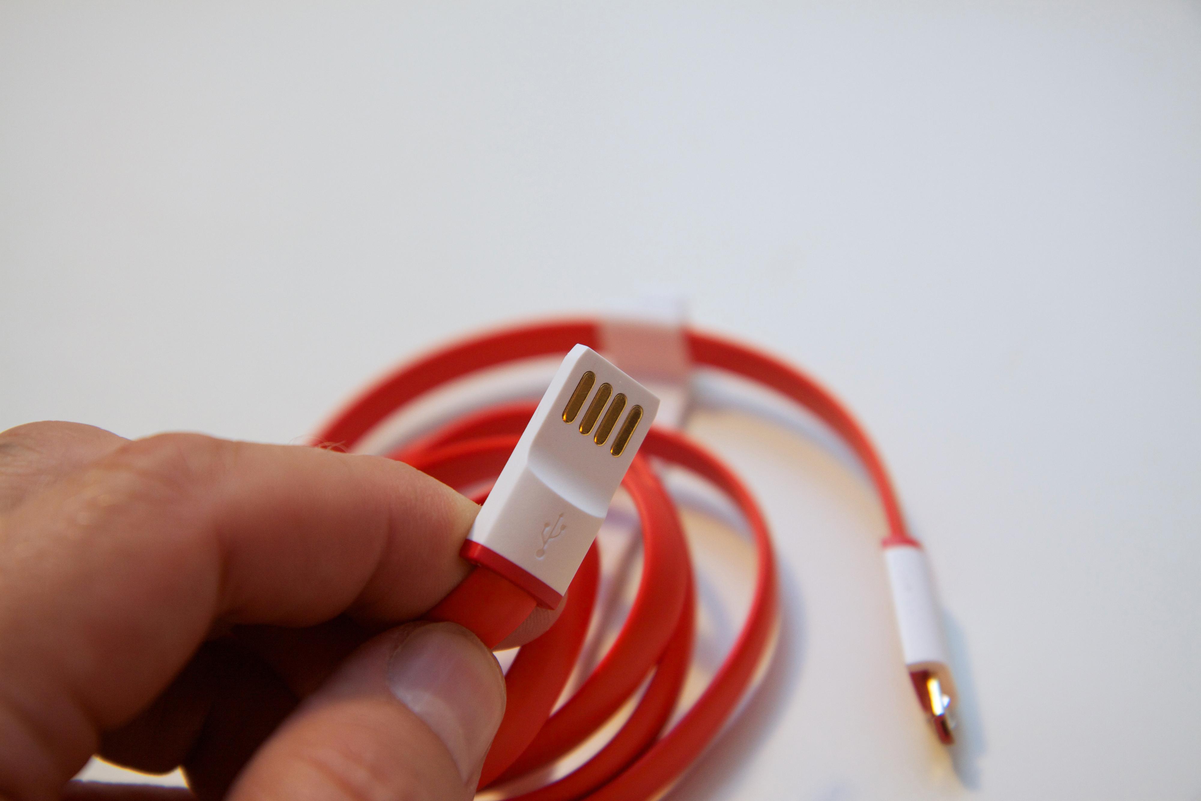 USB-kabelen er av den moderne sorten når det kommer til utseende .Foto: Kurt Lekanger, Tek.no