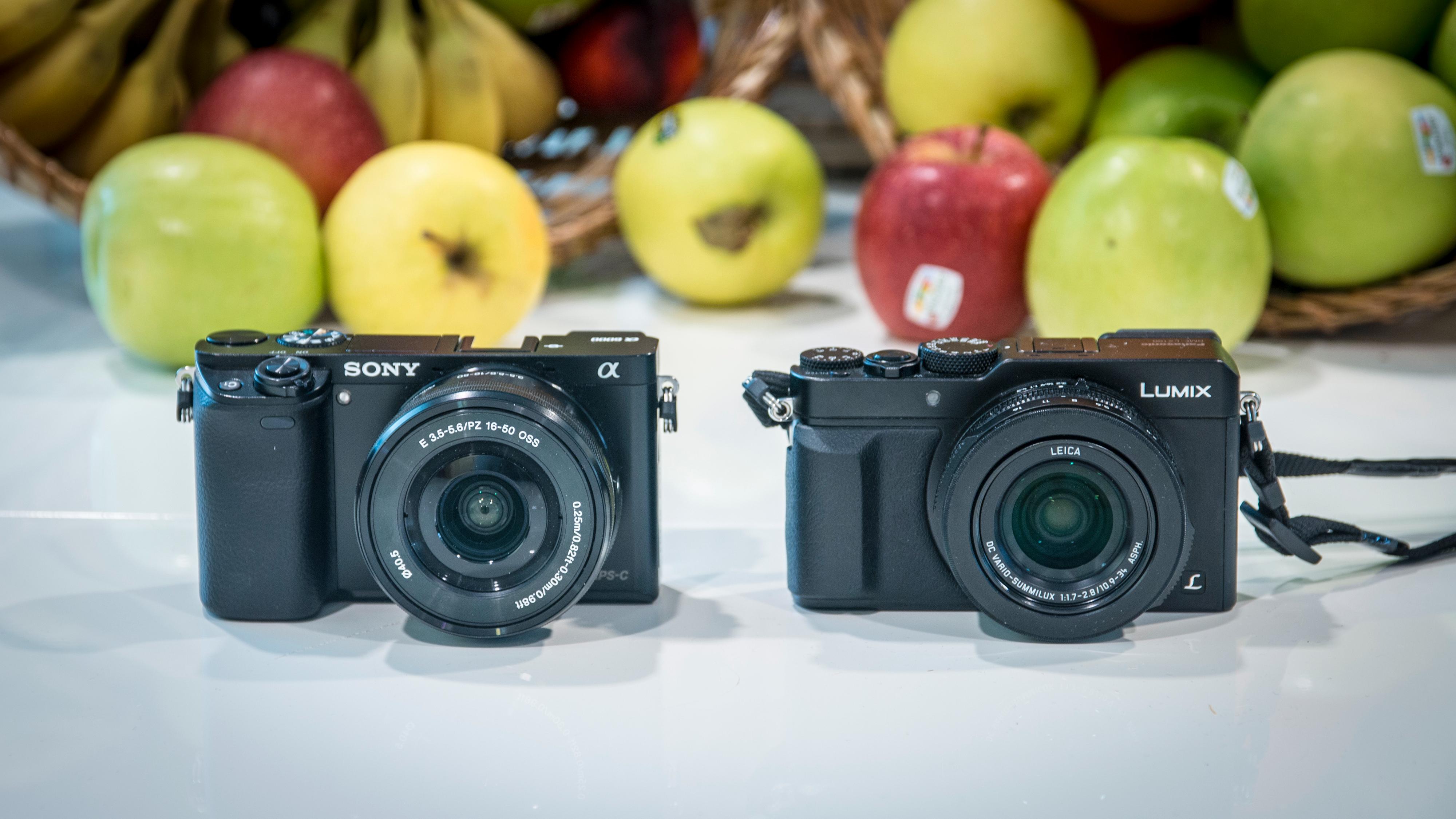 Panasonics Lumix LX100 (til høyre) er en mellomstor entusiastkompakt, omtrent like stor som Sonys kompakte systemkamera a6000. Foto: Kristoffer Møllevik