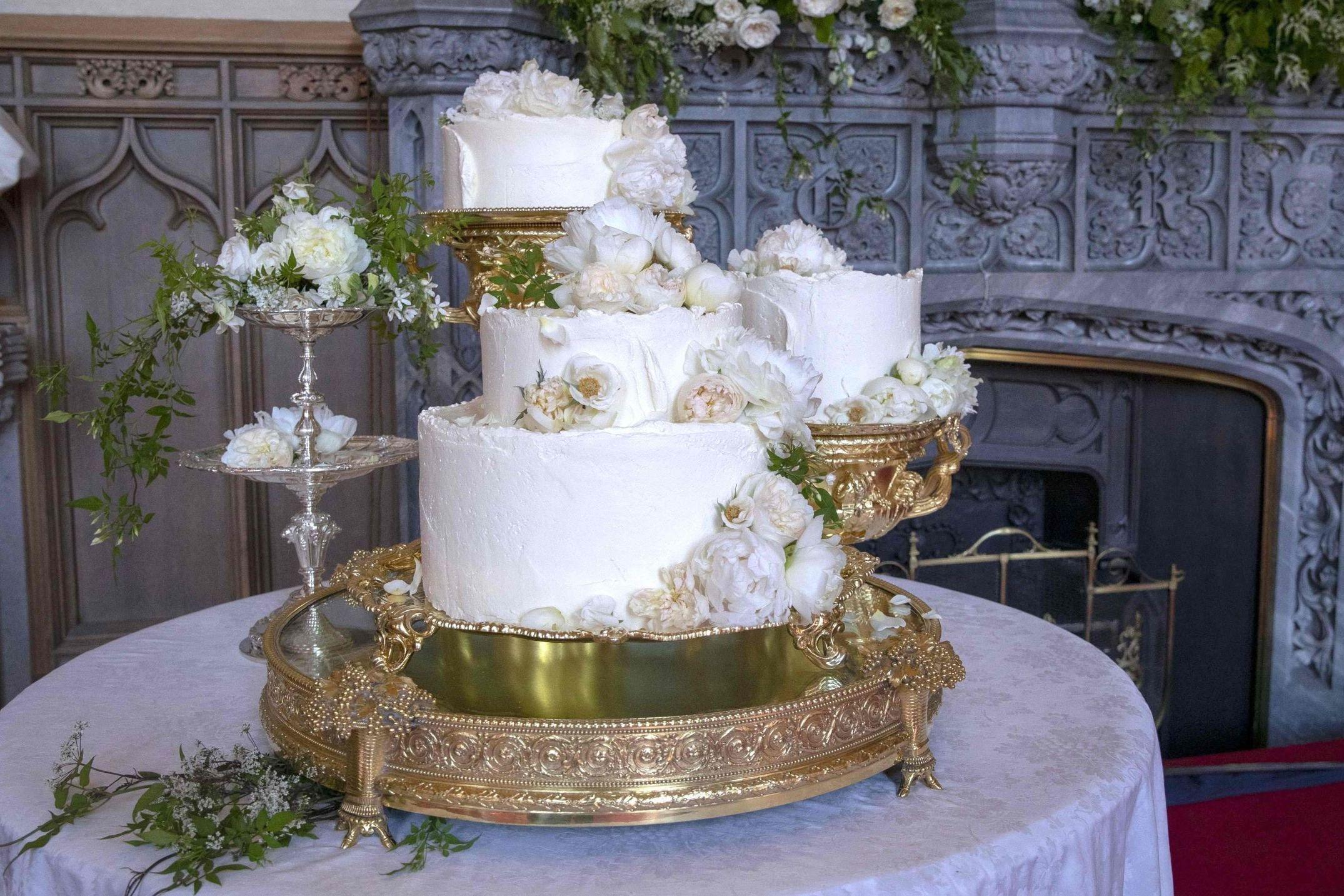 ELEGANT: Mon tro om den nye konditoren vil lage kaker som dette? Her er bryllupskaken til Meghan og Harry, laget av den amerikanske konditoren Claire Ptak. Foto: Steve Parsons/AFP