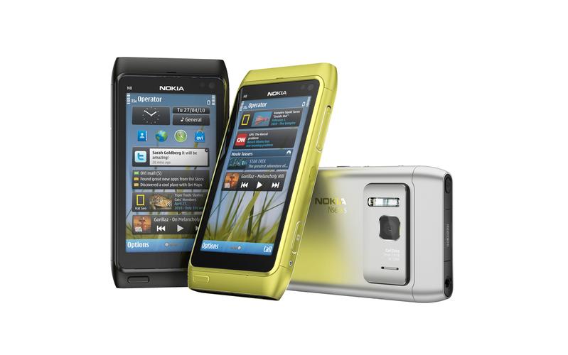 Dette er Nokia N8. Det kan tenkes at telefonen på videoen er N8 med tastatur.