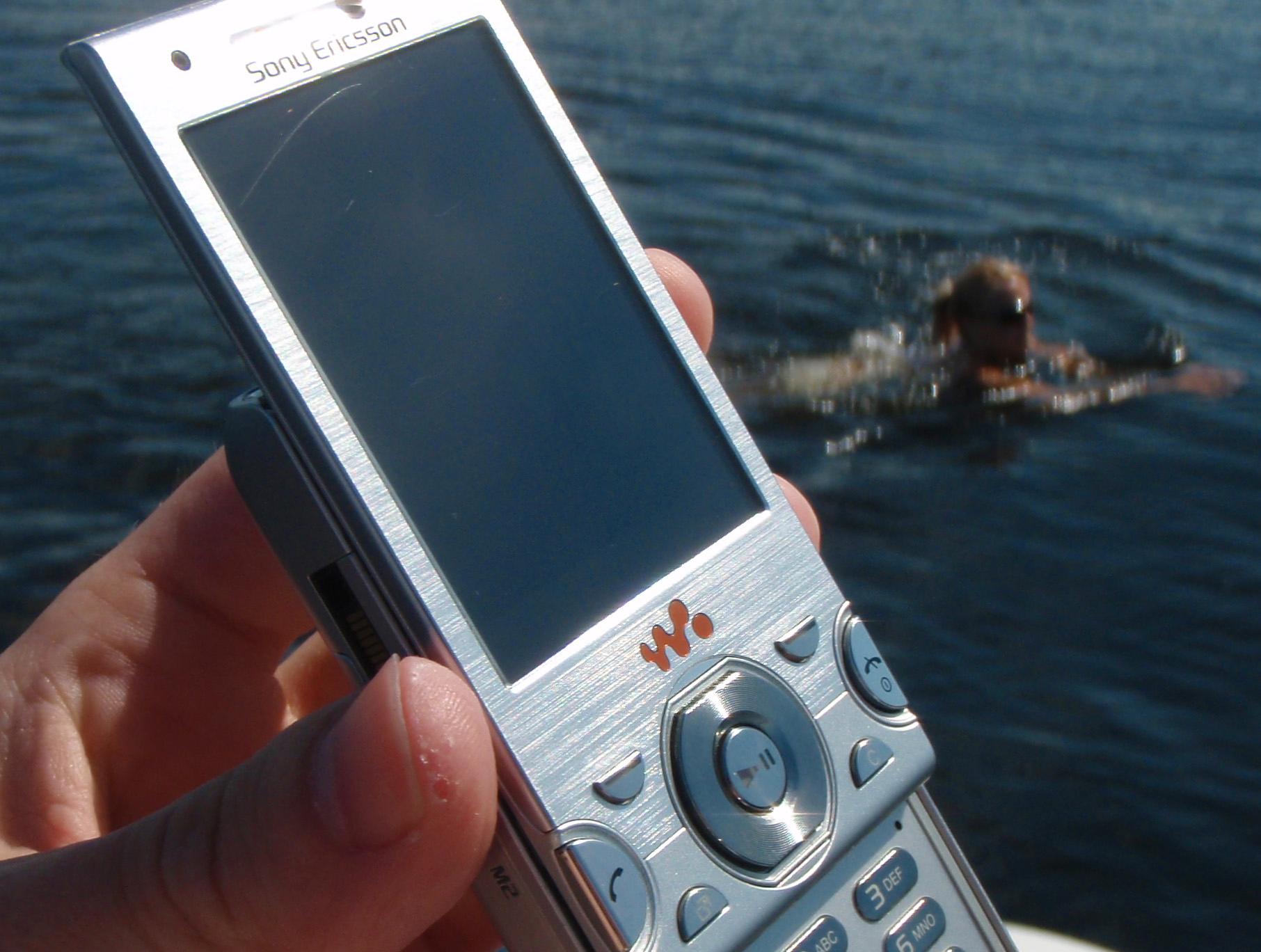 W995 er normalt robust, men den trives som de fleste andre telefoner best på land.