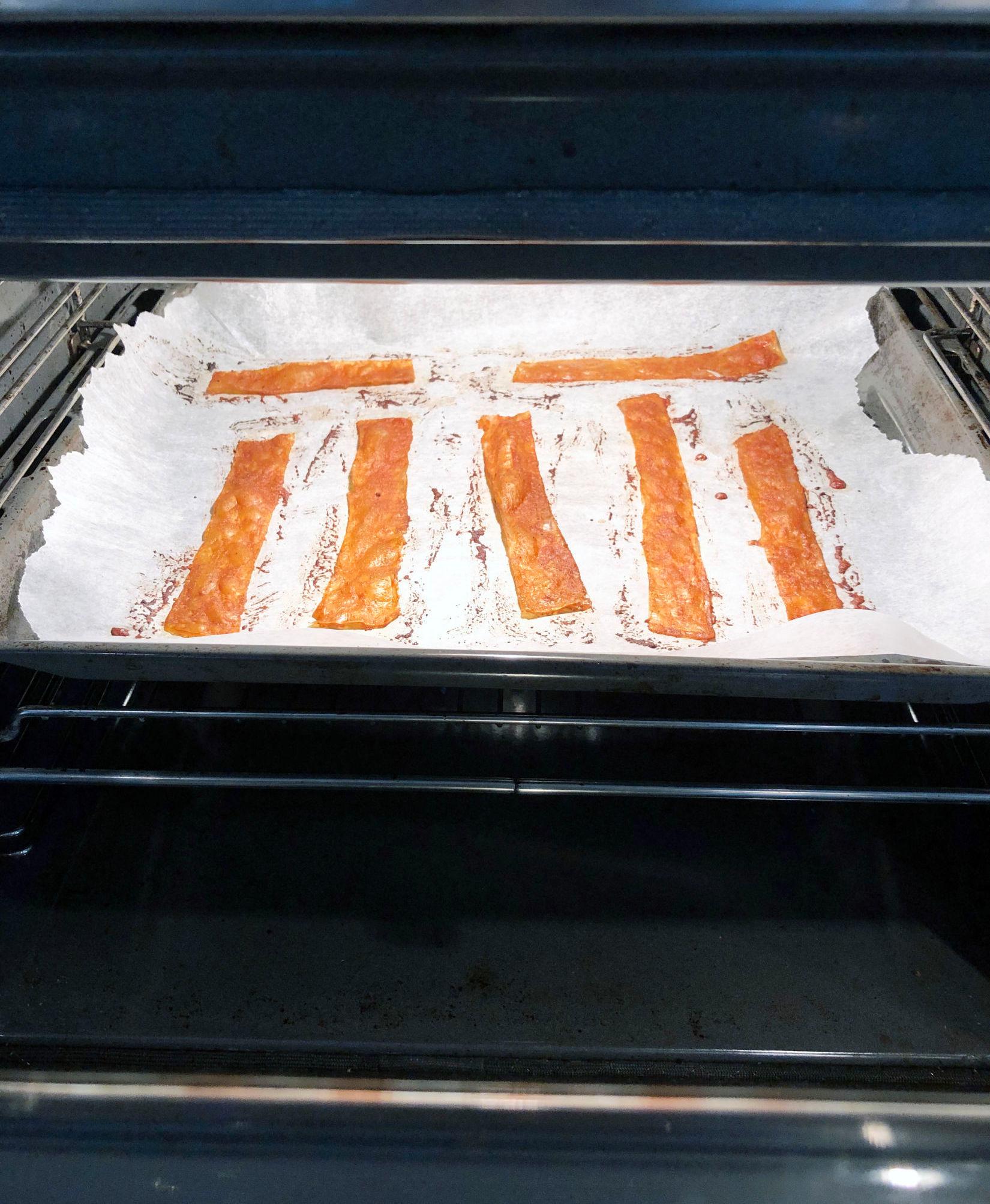 LIKNER ORIGINALEN: Etter et par minutter i ovnen ser «faconet» nesten ut som ekte bacon. Foto: Mona Bristøl