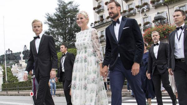 SPESIELT PRINT: Kronprinsesse Mette-Marit i Valentino-kjole med mønster laget av Celia Birtwell til en 2015-kolleksjon, i kongelig bryllup  i Monaco. Foto: Getty Images