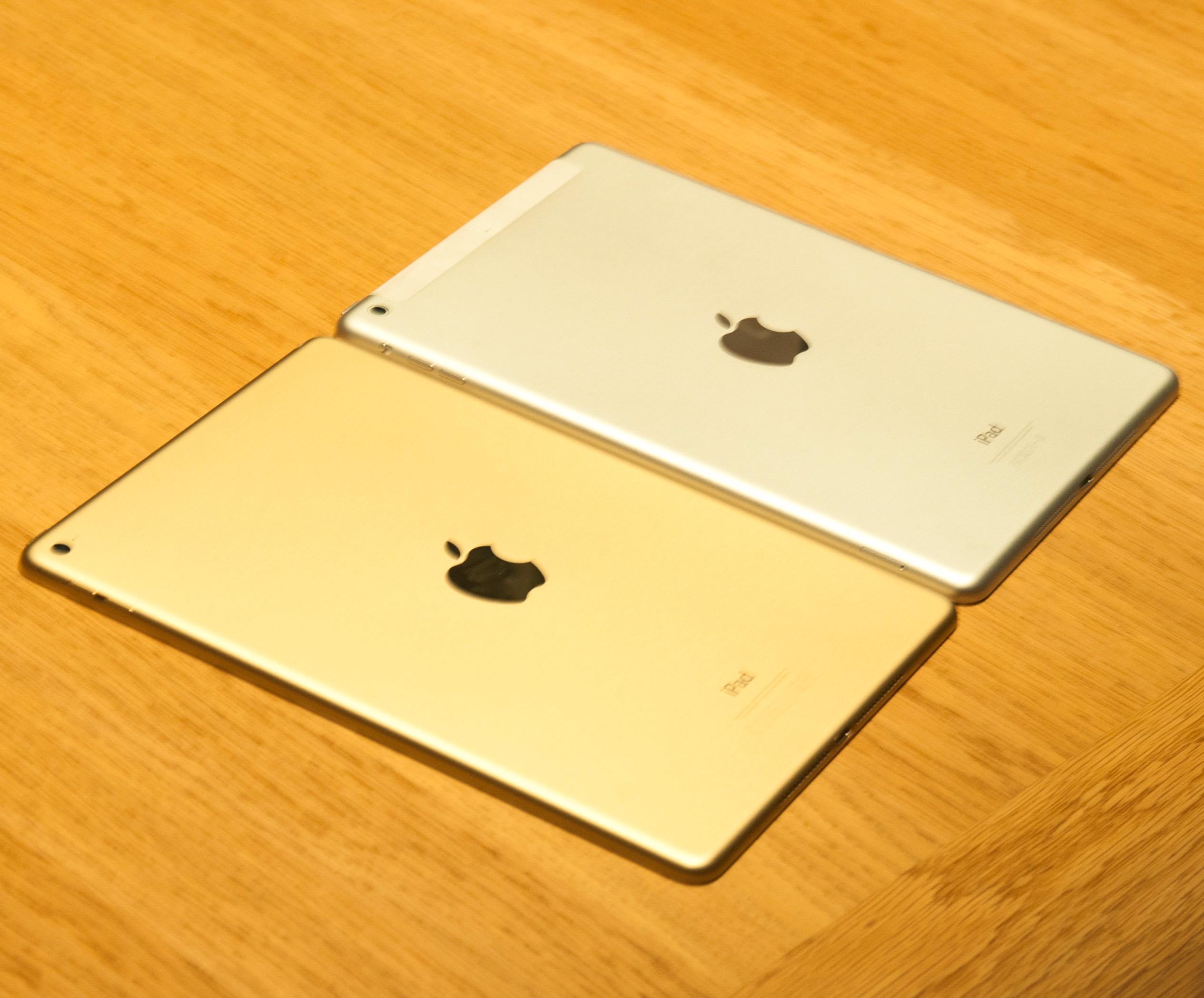 Forrige og siste generasjon iPad Air ved siden av hverandre. iPad Air 2 for anledningen i gullfarget variant.Foto: Finn Jarle Kvalheim, Tek.no
