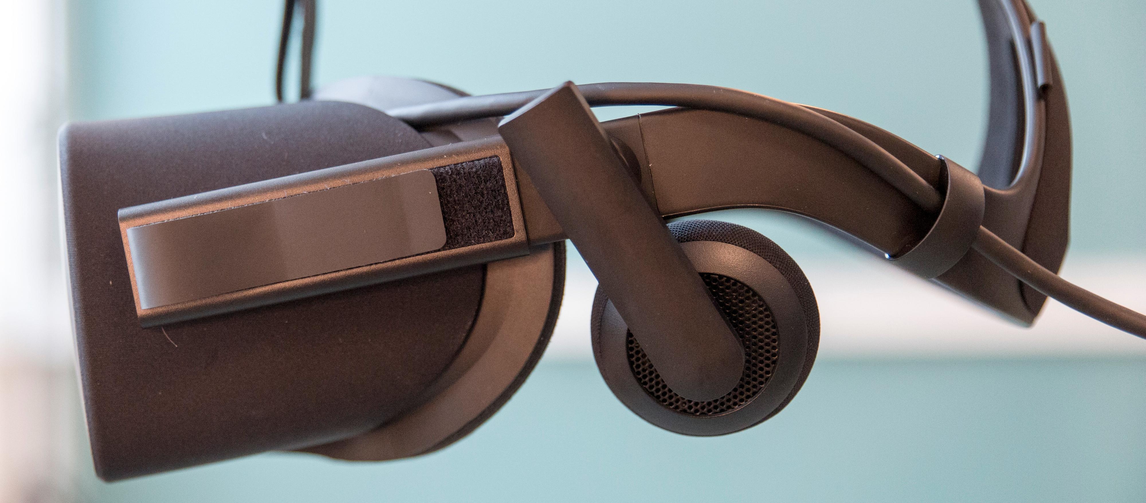 Oculus har den peneste og mest velbyggede brillen av de to kamphanene som er på markedet. Men HTCs Vive har et forsprang i muligheter.