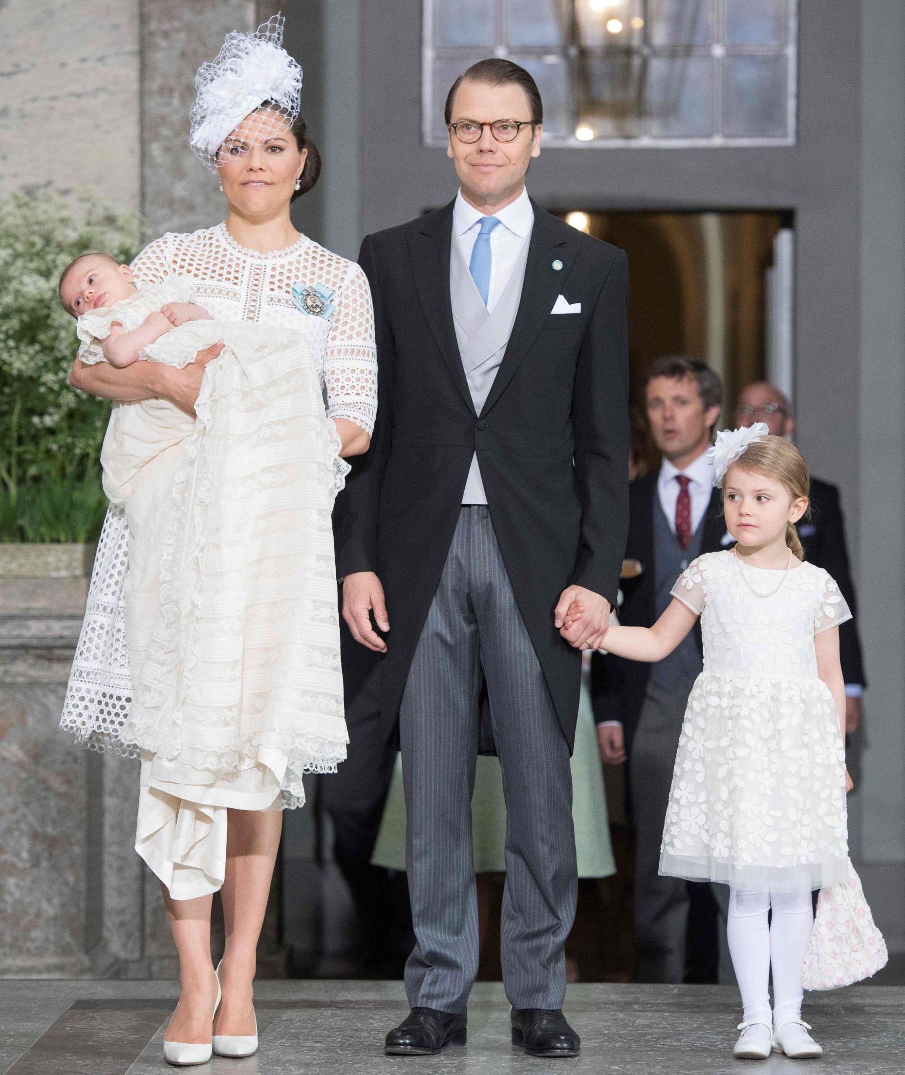 MATCHET: Kronprinsesse Victoriaog prinsesse Estelle matchet hverandre i hvitt. På armen ligger selvsagt lille prins Oscar, mens pappa prins Daniel holder datteren i hånden. Foto: AFP