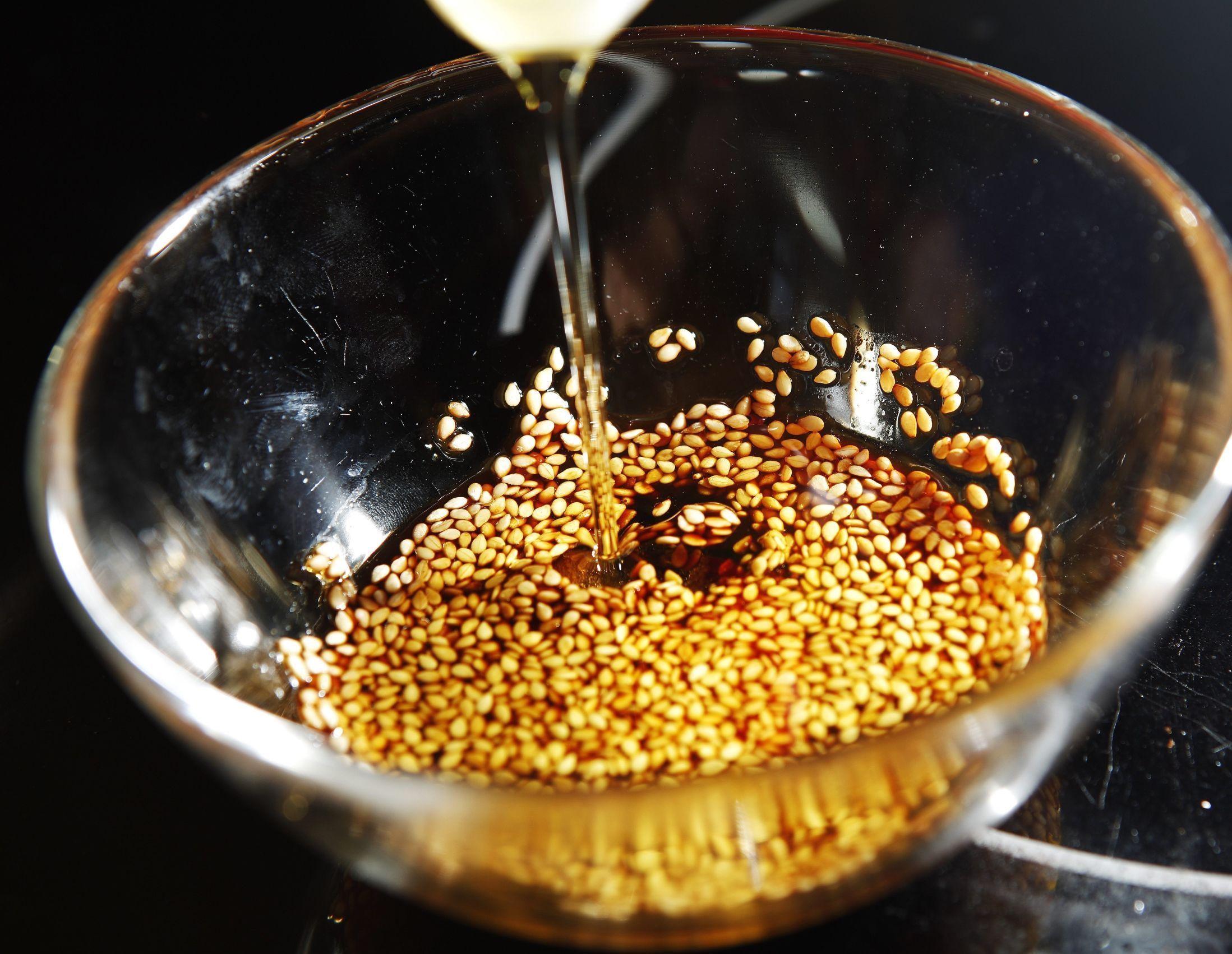 Her tilsettes sesamolje i soyasaus, hvitvinseddik og ristede sesamfrø til en deilig sesamvinaigrette. FOTO: MAGNAR KIRKNES