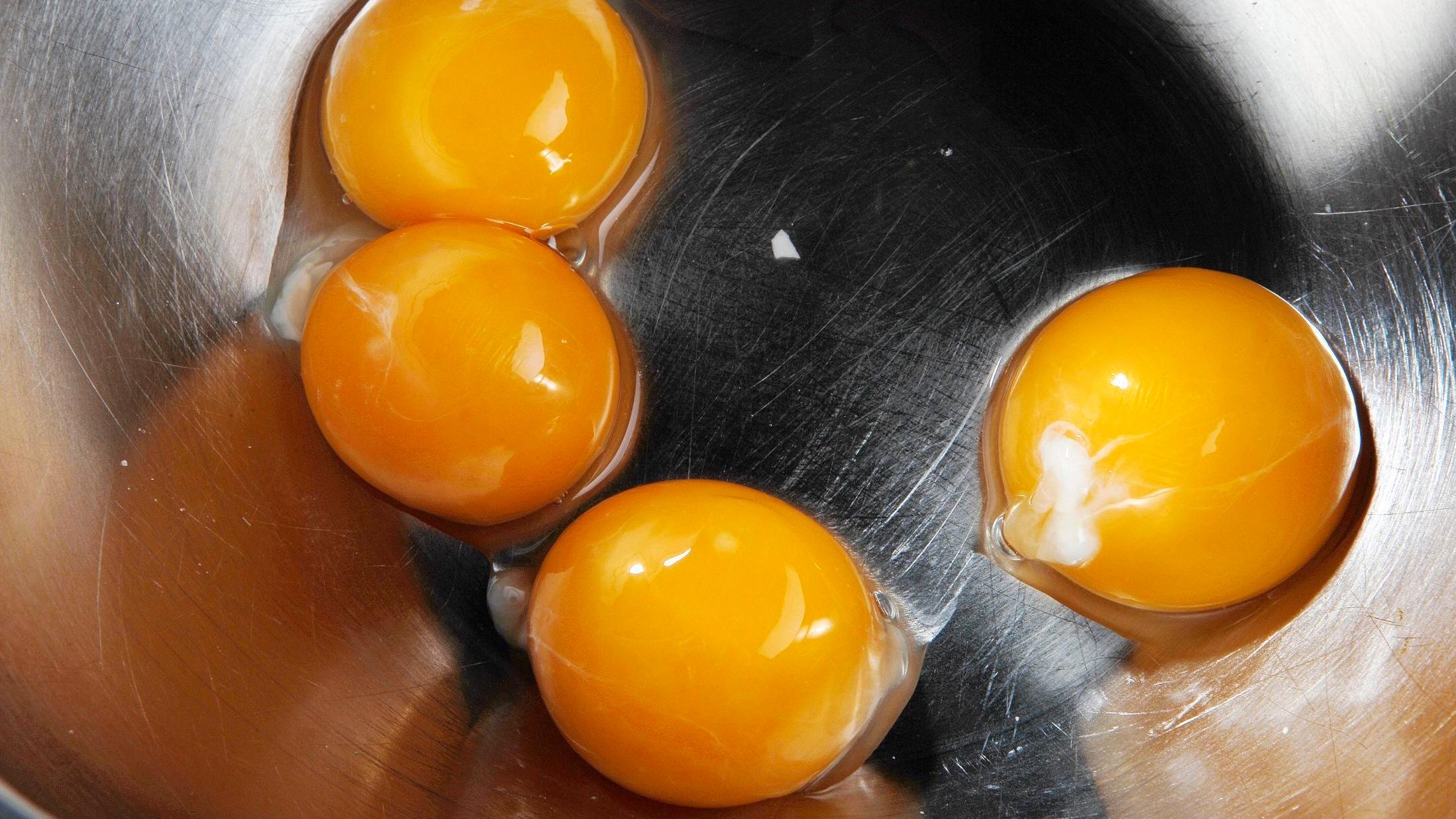 NYE MULIGHETER: Har du eggeplommer til overs, trenger de ikke å gå i søpla. Foto: Magnar Kirkenes/VG
