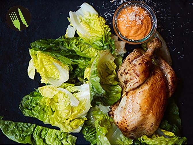 Grillad kyckling med mojo rojo, mandel och stekt sallad.