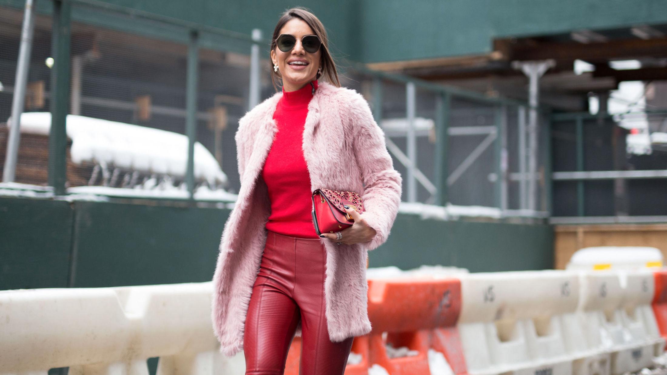 HERLIG KOMBO: Moteblogger Camila Coelho kombinerer ulike rød- og rosatoner med stor suksess. Foto: Getty Images