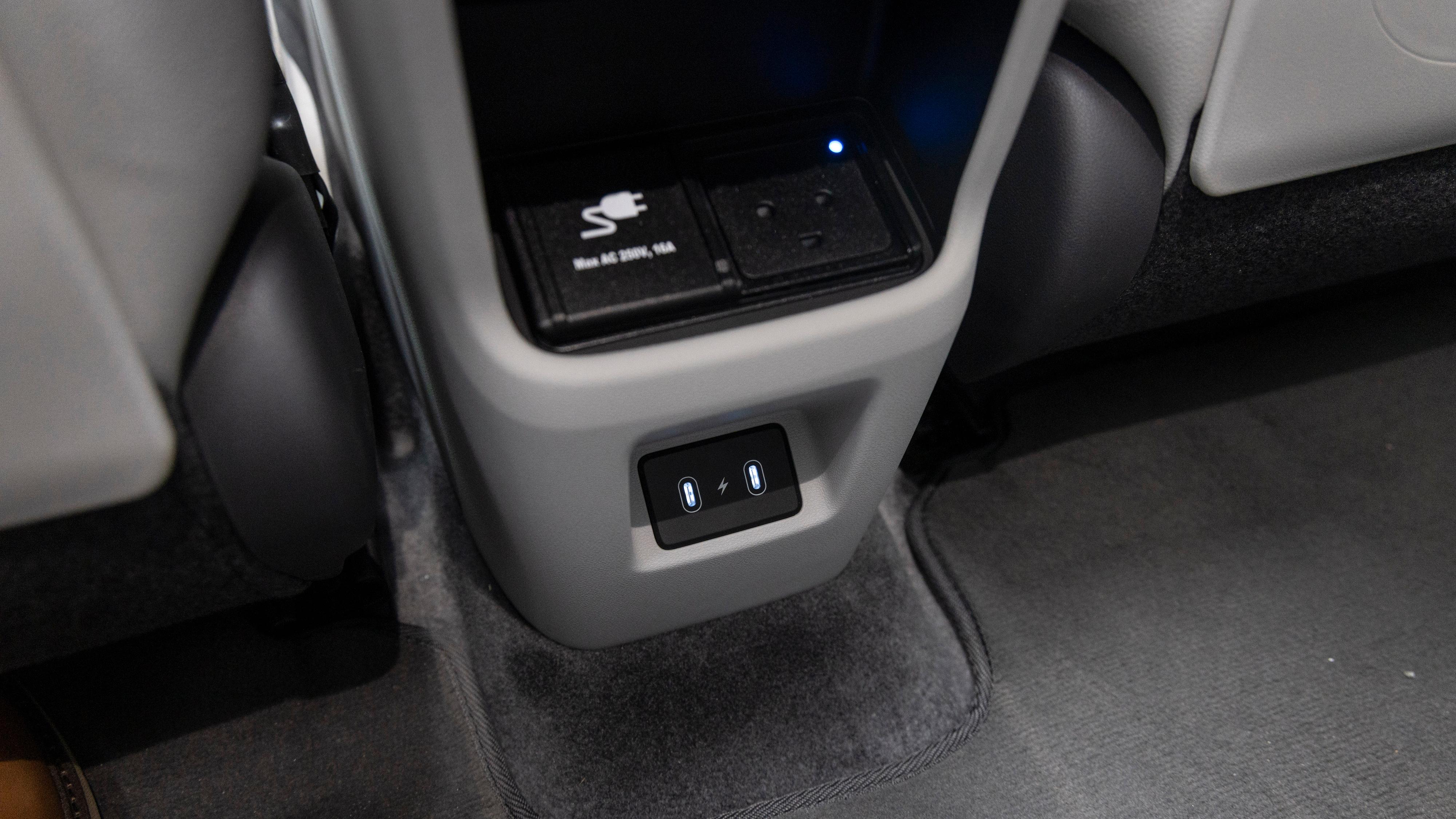 To USB-C-porter bak, i tillegg til stikkontakten som gir såkalt V2L - altså at du kan bruke bilens batteri til å gi strøm til andre enheter. 