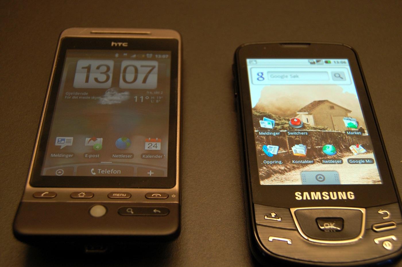 Her står lysstyrken på begge telefoner på full styrke. Vi ser tydelig at Galaxy (til høyre) er mer lyssterk enn Heros TFT-skjerm.