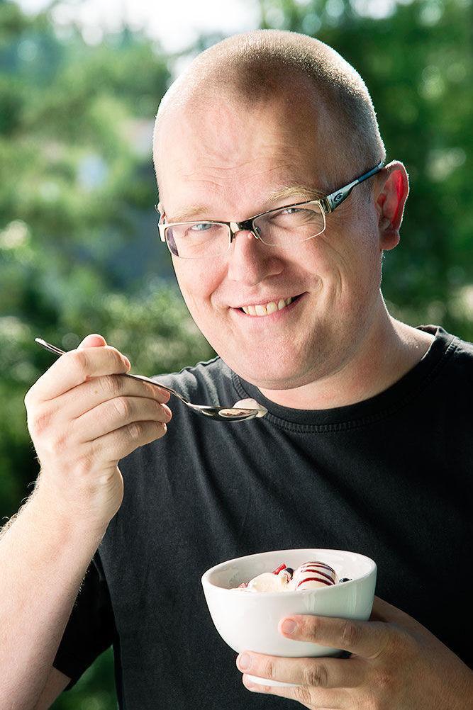 Ukens matblogger Olav Birkeland (38)
Er selvstendig næringsdrivende og matskribent.
Bor i Mandal.
Favorittråvaren er sitron, pepper og stjerneanis.Favorittredskapen er kniv, sous vide-sirkulator og grillen.
Blogger påhobbykokken.no der han ønsker å formidle gleden og mestringen med å lage sin egen mat fra bunnen av.