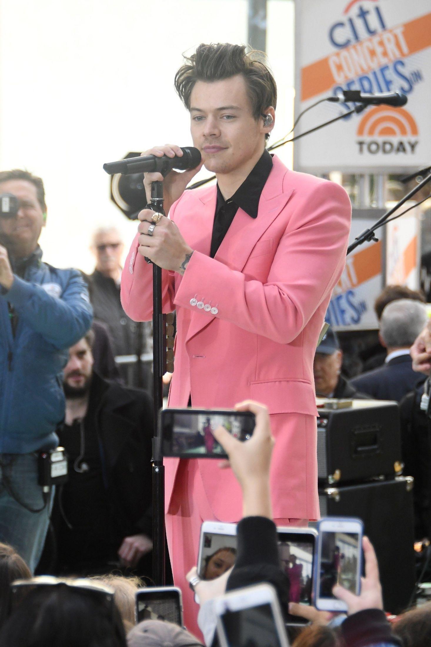STILIG DRESS: Harry Styles under en konsert i New York i 2017. Foto: AFP