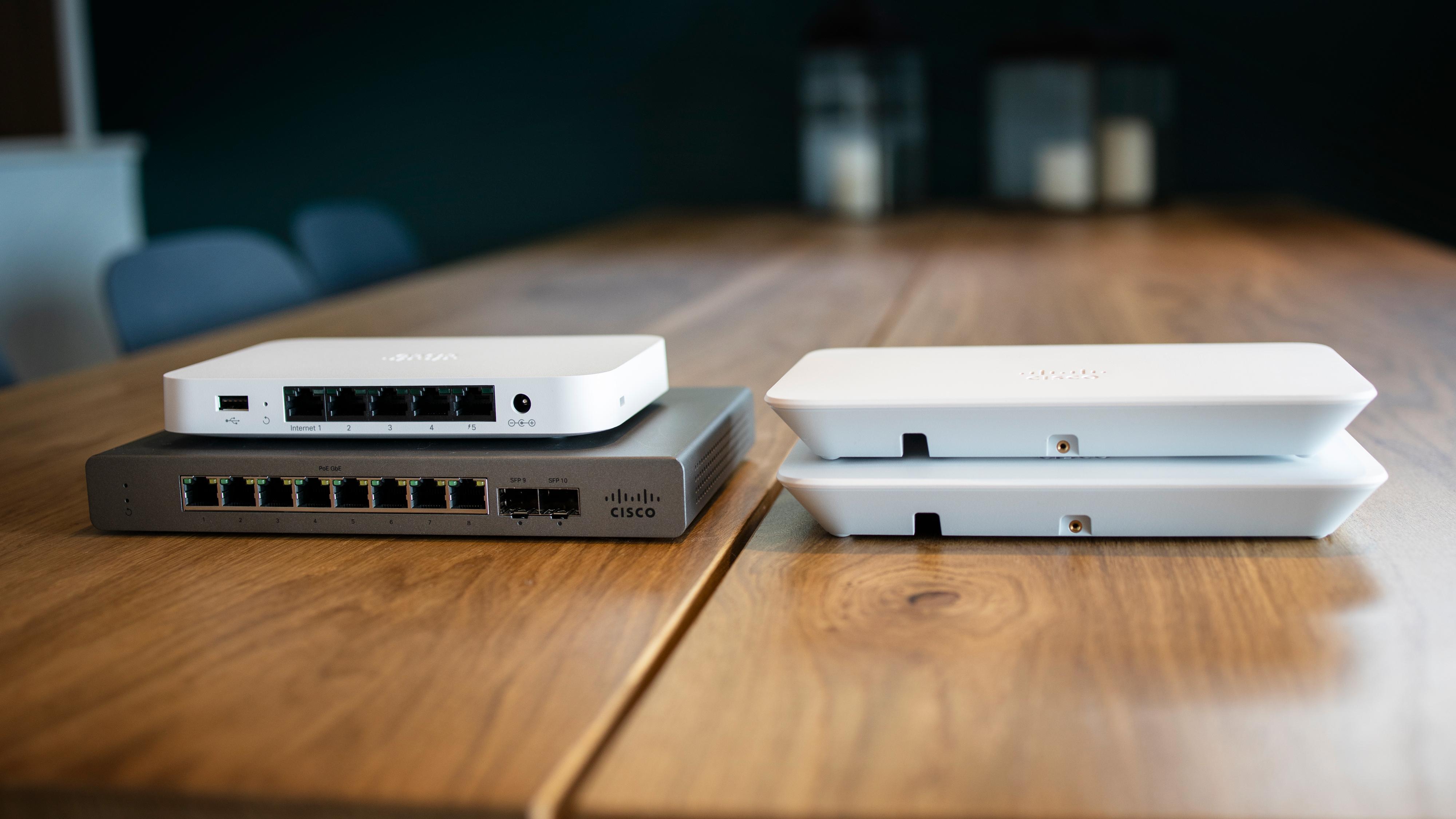 Ciscos Meraki Go-serie består av aksesspunkter (de to hvite til høyre), en såkalt security gateway og flere forskjellige svitsjer. 