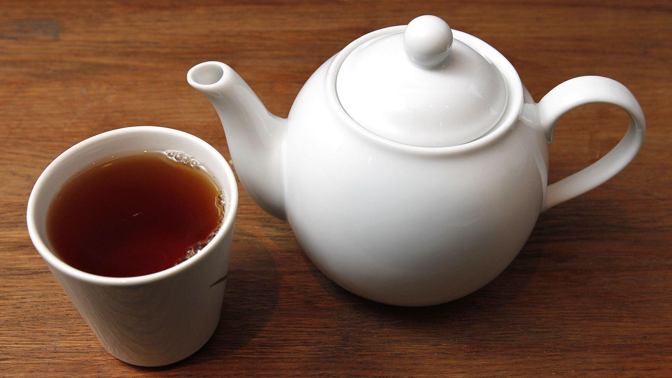 VARMT OG GODT FOR DEG: Ikke bare kan du varme deg på en god kopp te, men det er faktisk også bra for helsa. Brygg i vei! Foto: Trond Solberg