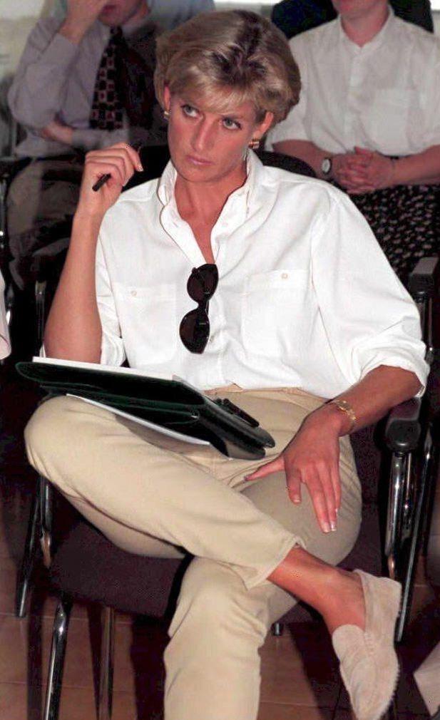 KLASSISK: Det er vanskelig å bomme iført en hvit, crispy skjorte, beige bukse og loafers slik Diana var ikledd på et møte med Røde Kors i 1997. Foto: AFP
