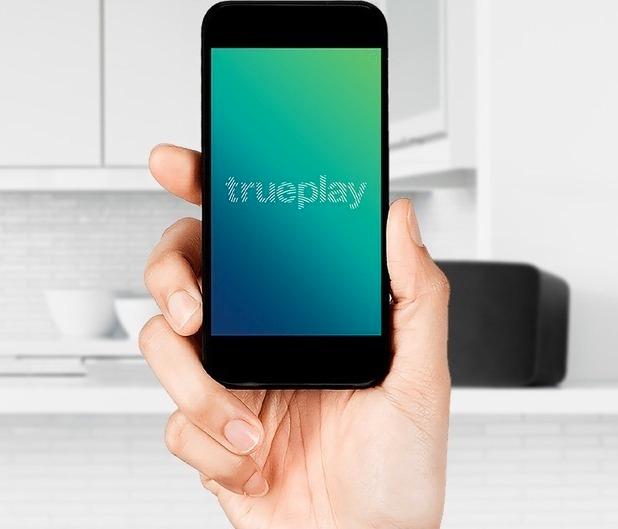 TruePlay er en ny funksjon som bare virker i Sonos-appen på iPhone. Med denne kan du kalibrere lyden i anlegget så det låter best mulig i det rommet og med den plasseringen du har valgt. Telefonen lytter etter en testtone som spilles i 45 sekunder.