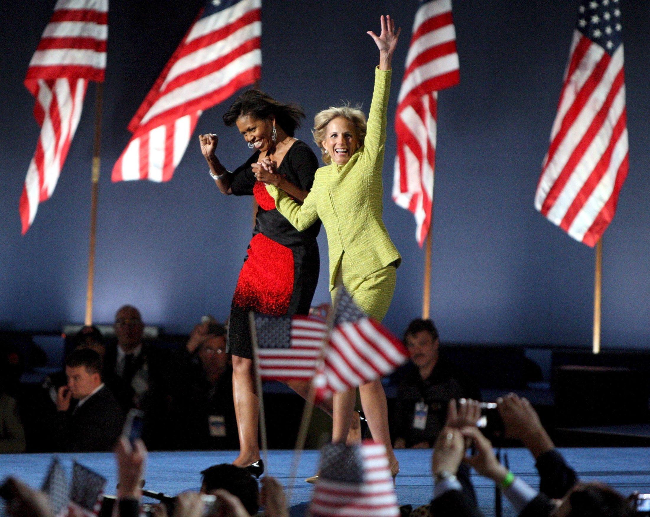 POP: Michelle Obama og Jill Biden på scenen i Chicago, da Barack Obama ble valg til USAs nye president i 2008. Selv om Jill Biden ofte valger tradisjonelle farger, har hun også sansen for knallfarger. Foto: Kamil Krzaczynski/EPA.