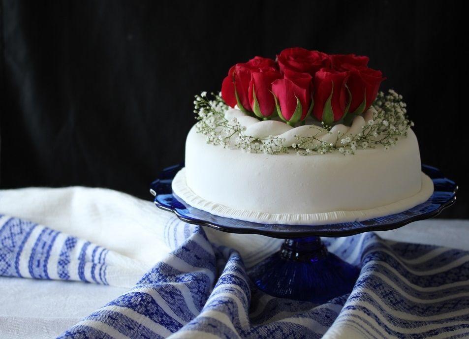 EKTE BLOMSTER: Du må gjerne pynte kaken med ekte blomster, men da bør du pynte kaken rett før servering. Foto: Elin Vatnar / Krem.no