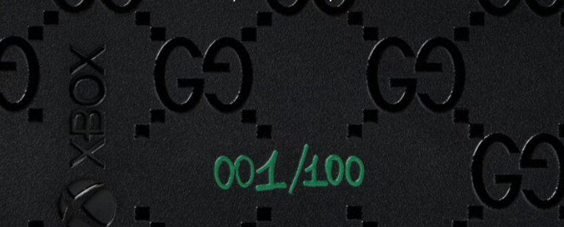 Det er «GG»-logoer overalt på Xbox-en, samtidig som du også får inngravert serienummer.