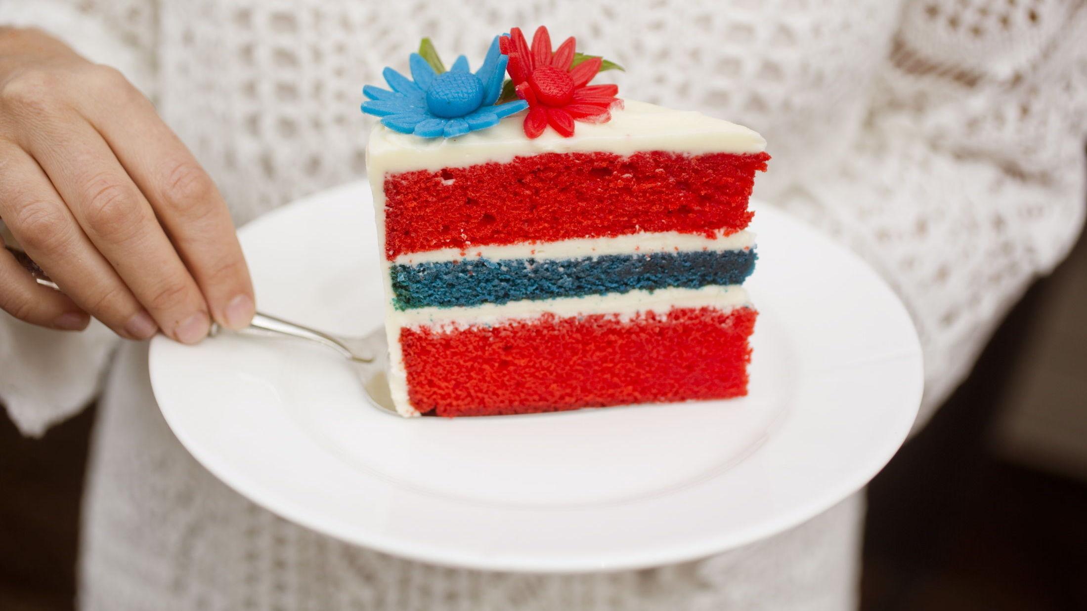 LAGKAKE: Kake i rødt, hvitt og blått med frosting og marsipanblomster. Foto: Sara Johannessen/VG