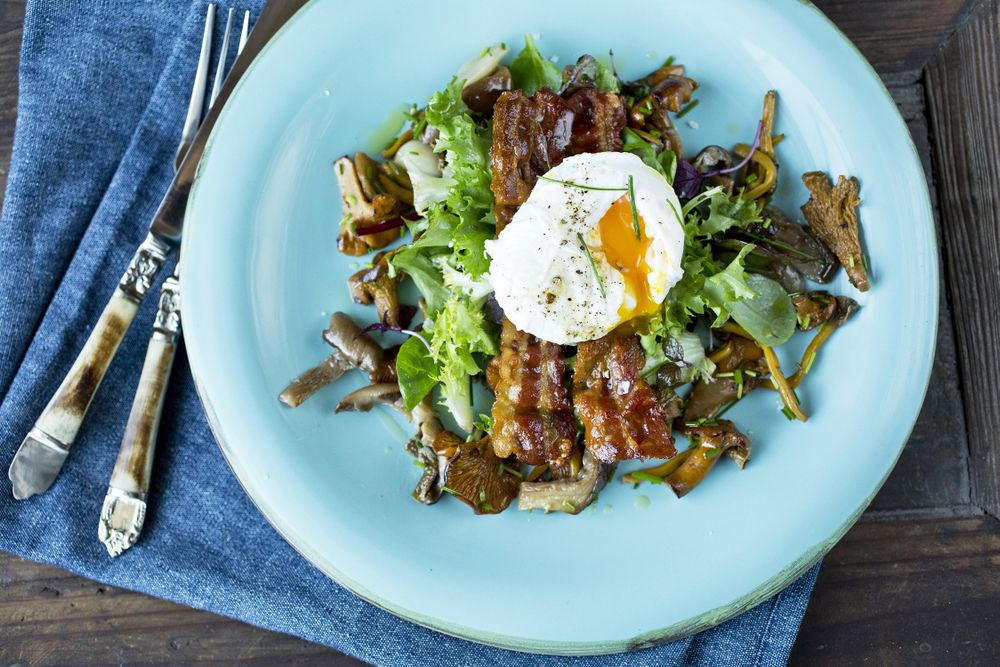 LEGG TIL GRØNNSAKER: Egg og bacon hører helgen til for mange, og med grønnsaker til blir det et fullverdig måltid. Oppskriften på denne varianten fra Lise Finckenhagen finner du på Godt.