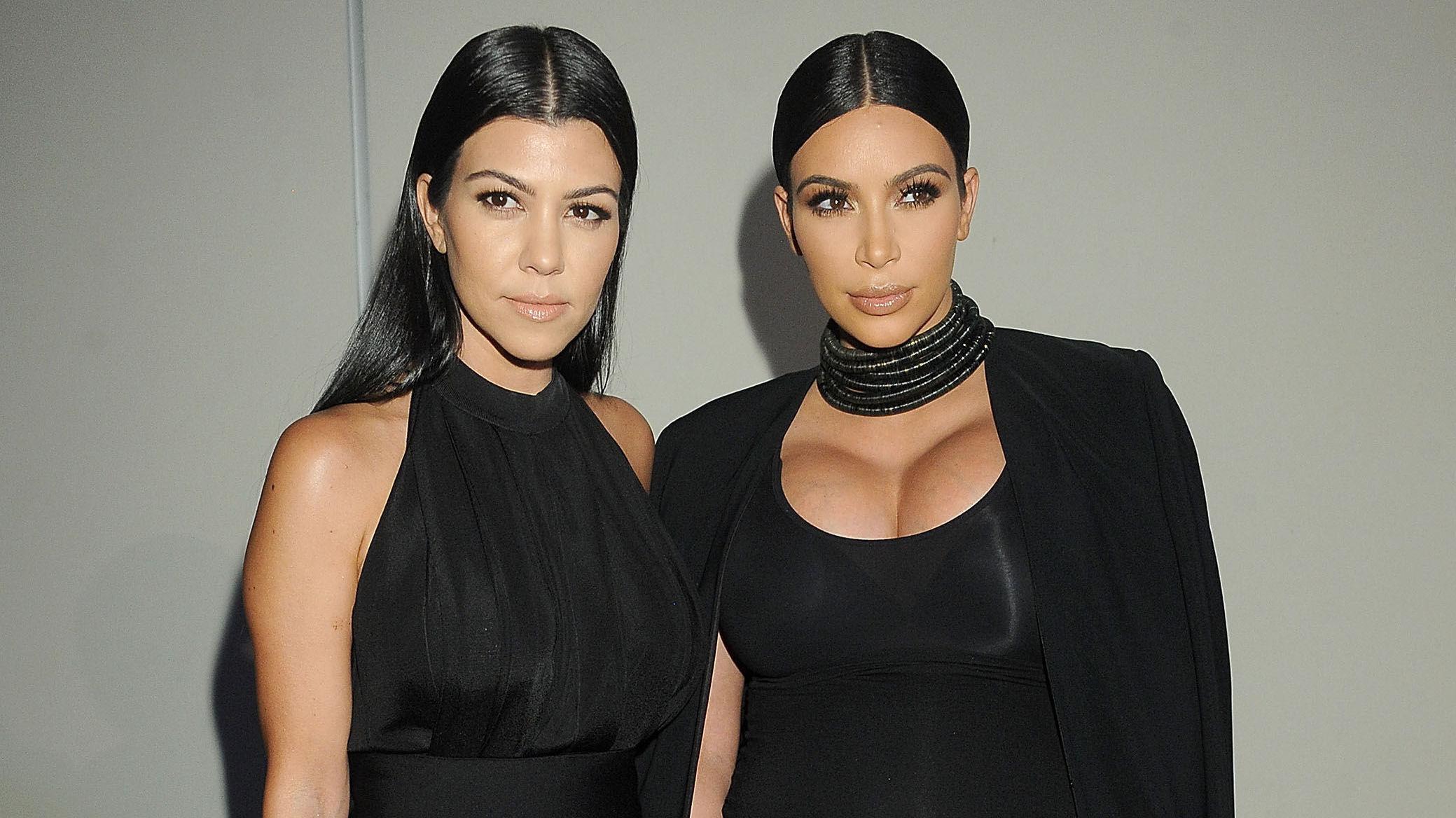 SØSTRENE SISTERS: Kourtney Kardashians antrekk kom i skyggen av Kims vågale utringning da familien feiret at Cosmopolitan fyller 50 år. Foto: Getty Images