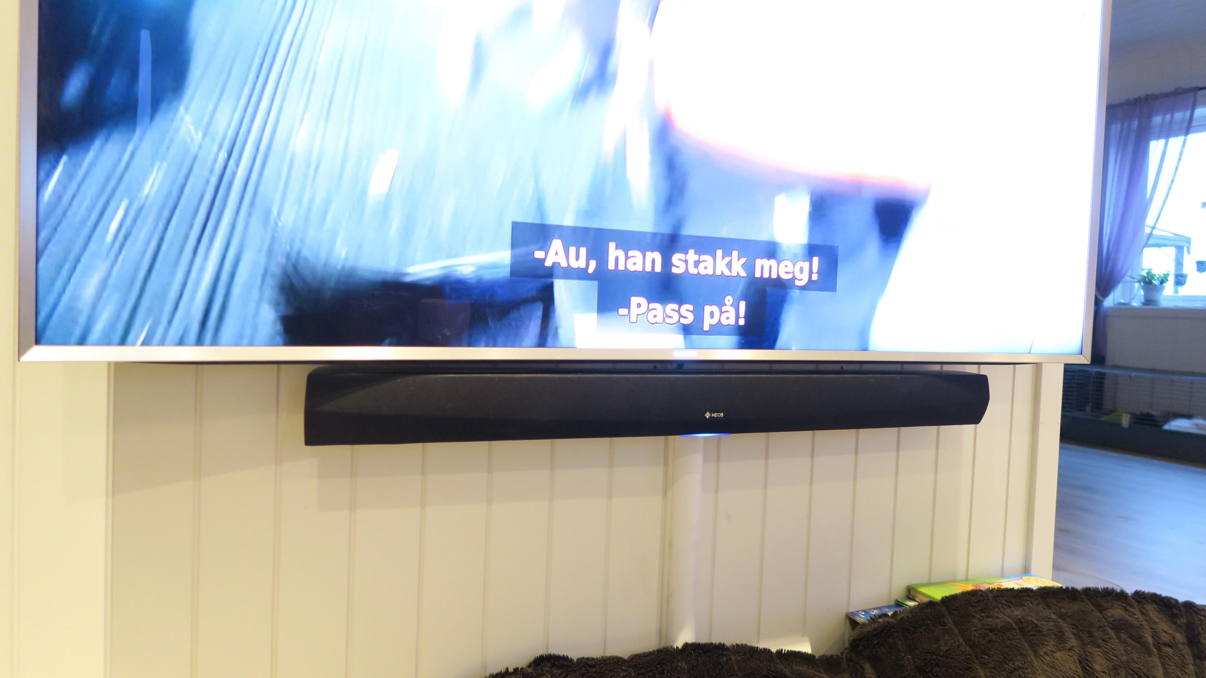 Heos HomeCinema sammen med den 65 tommers TV. Foto: Ole Henrik Johansen / Tek.no