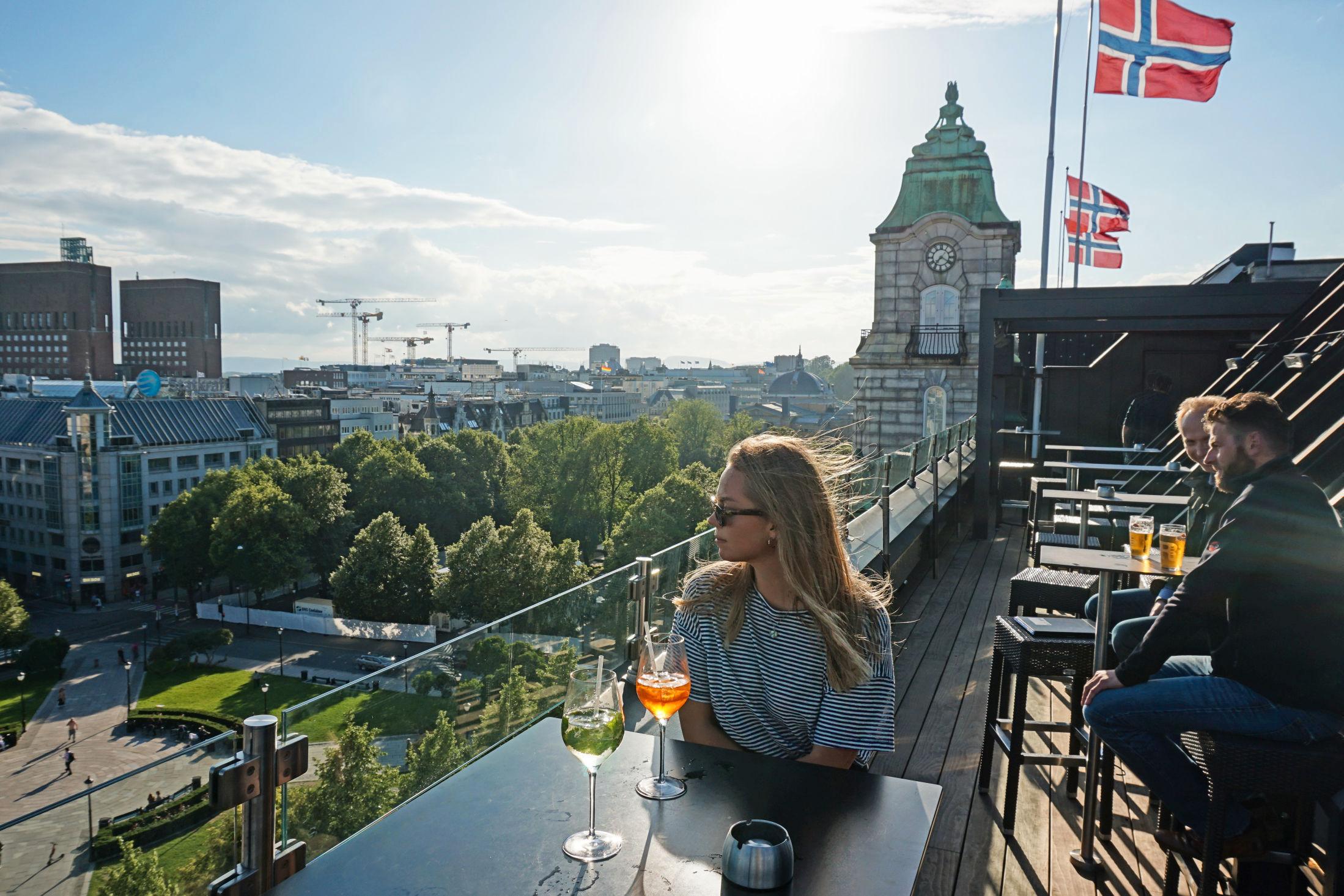 EIGHT: Takterrassen til Grand Hotel gir utsikt over Stortinget og Spikersuppa i Oslo. Foto: Sara Berge Holmberg/VG
