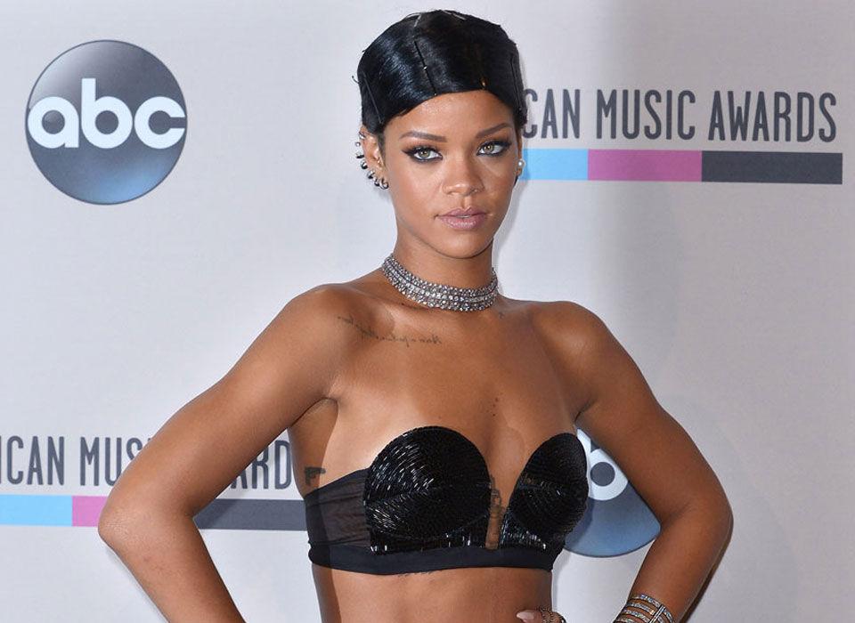 AVKLEDD: Rihanna var dristig kledd på American Music Award i fjor høst. Popstjernen fra Barbados har gjentatte ganger vist at hun ikke er redd for å vise hud og være kontroversiell i klesveien. Foto: NTB Scanpix