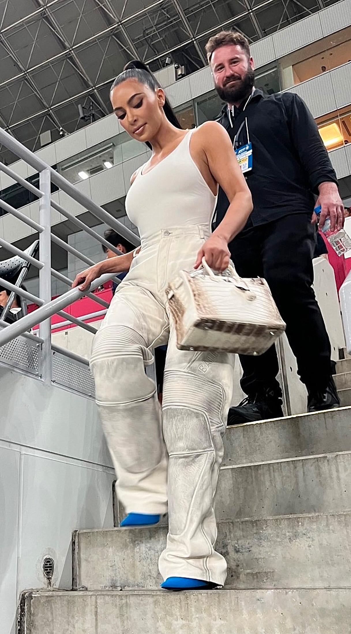 Kim Kardashian på fotbollsmatch med ”världens dyraste väska”. 