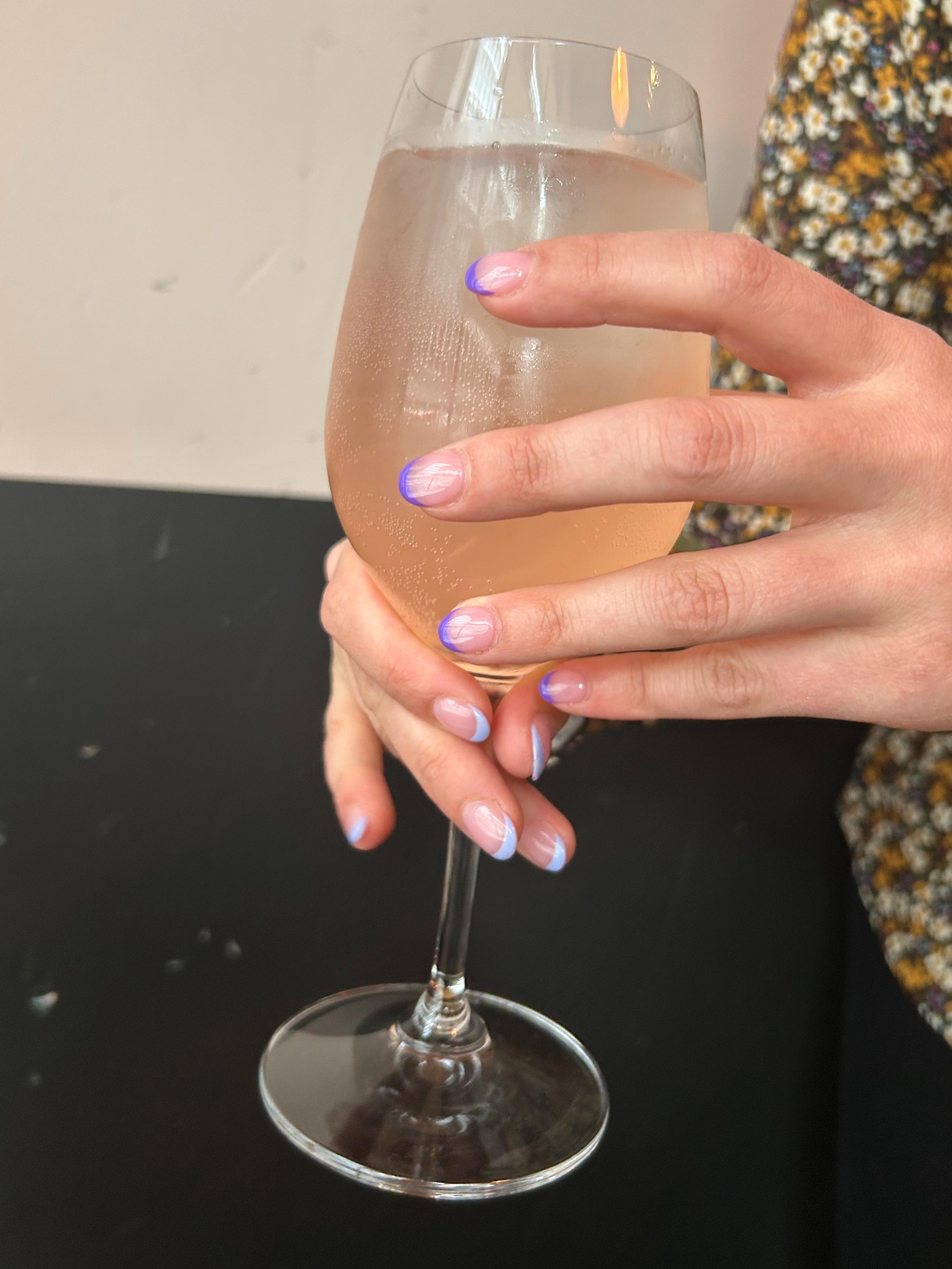 KLOKKEGREP: Forsøk å holde hendene unna kolben på glasset for å unngå å varme den opp og å lage merker på glasset.