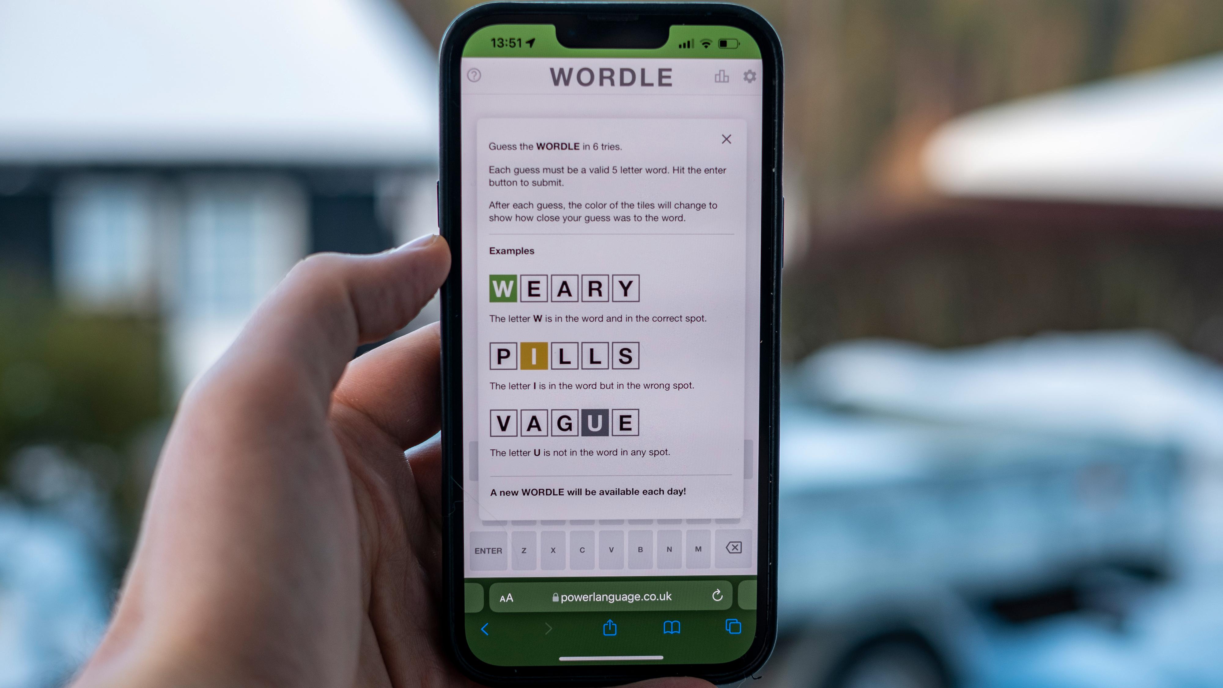 Slik ser Wordle ut i sin rene, gratis utgave. Du kan spille ett spill per dag, og med fem bokstaver. Kopier av appen tilbød flere spillmoduser og variasjoner i antall bokstaver for penger. Disse er nå kastet ut av App Store og Google Play.