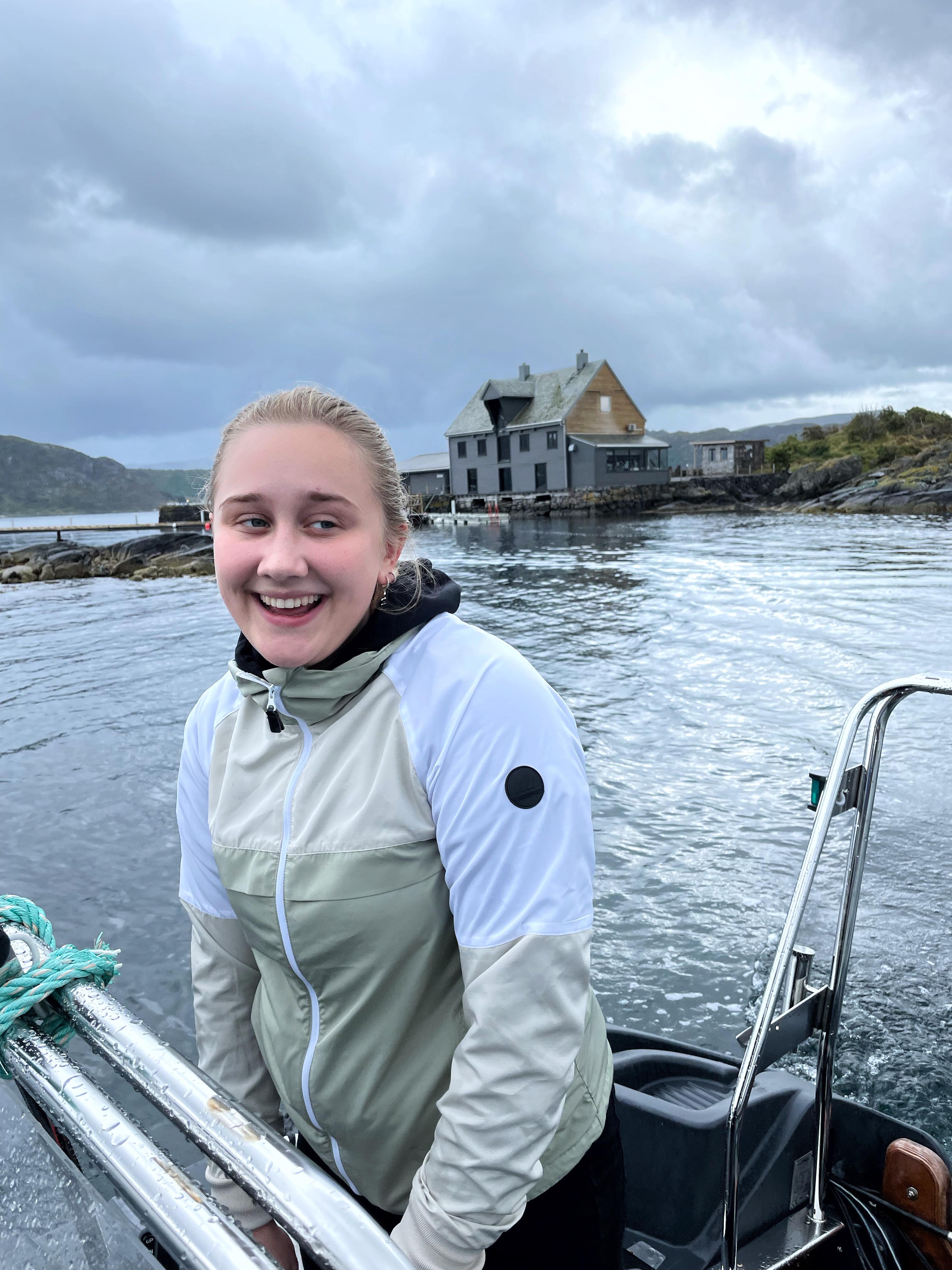 BÅT: Alle ansatte må i båt for å komme seg til og  fra jobben uansett vær. Oline Gjerdsbakk (18) har  jobbet på Skotholmen et år. 
