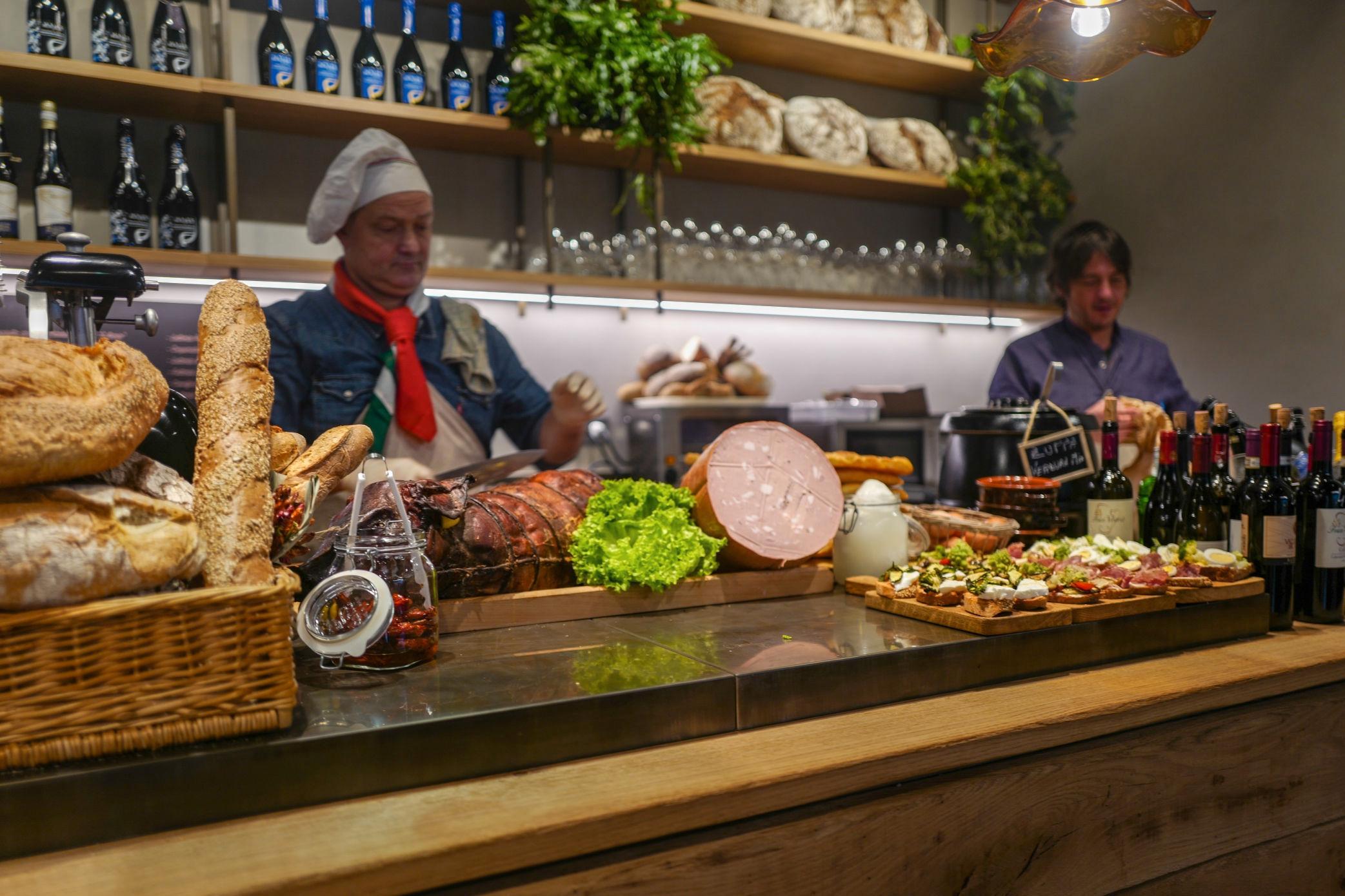 LITEN MATBIT: Majer serverer deilig og enkel lunsjmat i form av brød, skinker og ost. Foto: Helle Øder Valebrokk