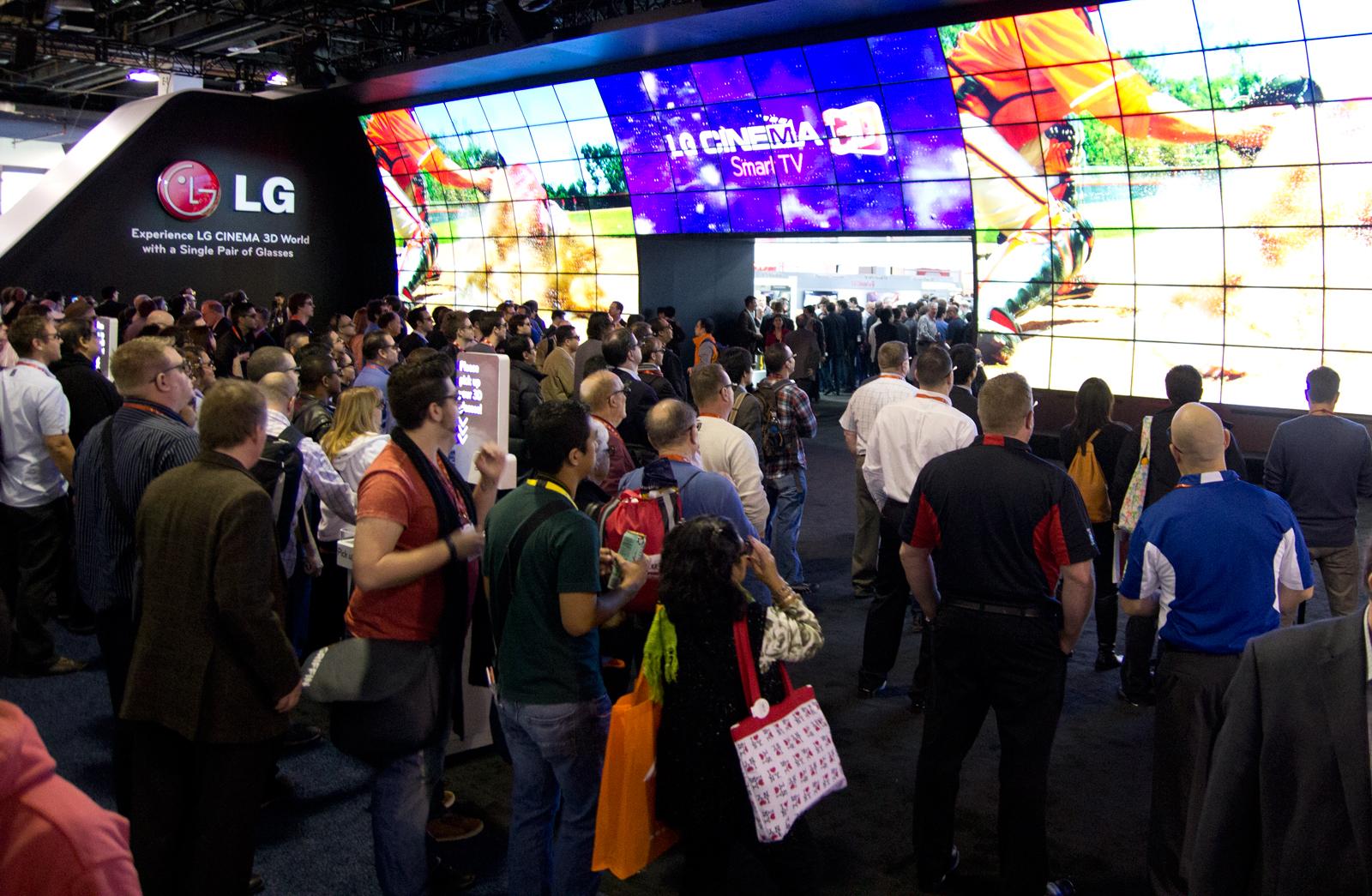 Bilde fra fjorårets CES-messe, der LG hadde en gigantisk 3D-TV.