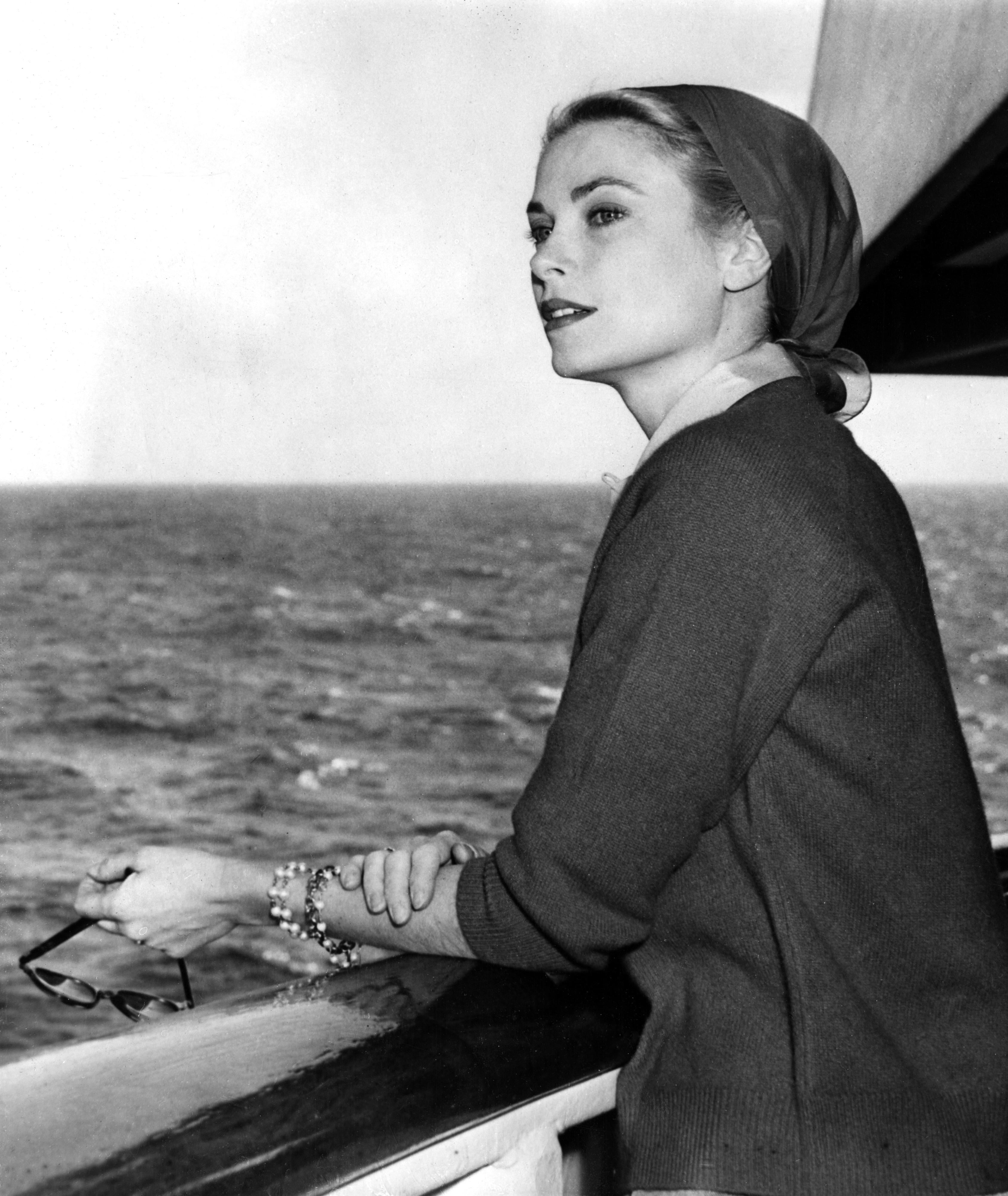 Skuespiller og senere prinsesse Grace Kelly i 1956 på vei fra New York til Monaco.