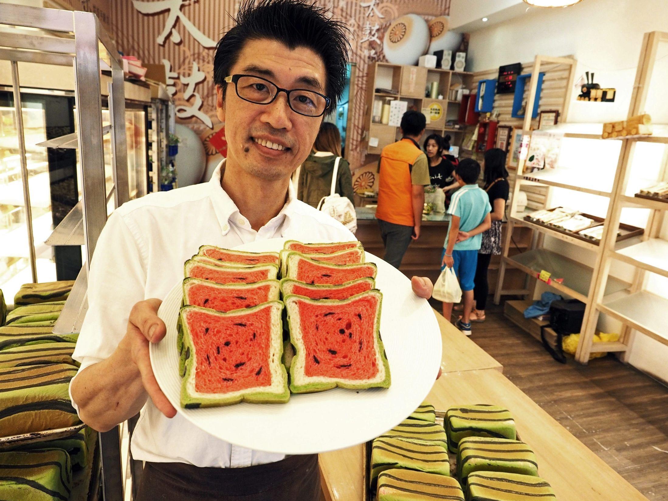 GRÜNDER: Lee Wen-fa står bak vannmelonbrødet, som nå går bonanza på Internett. FOTO: EPA/David Chang