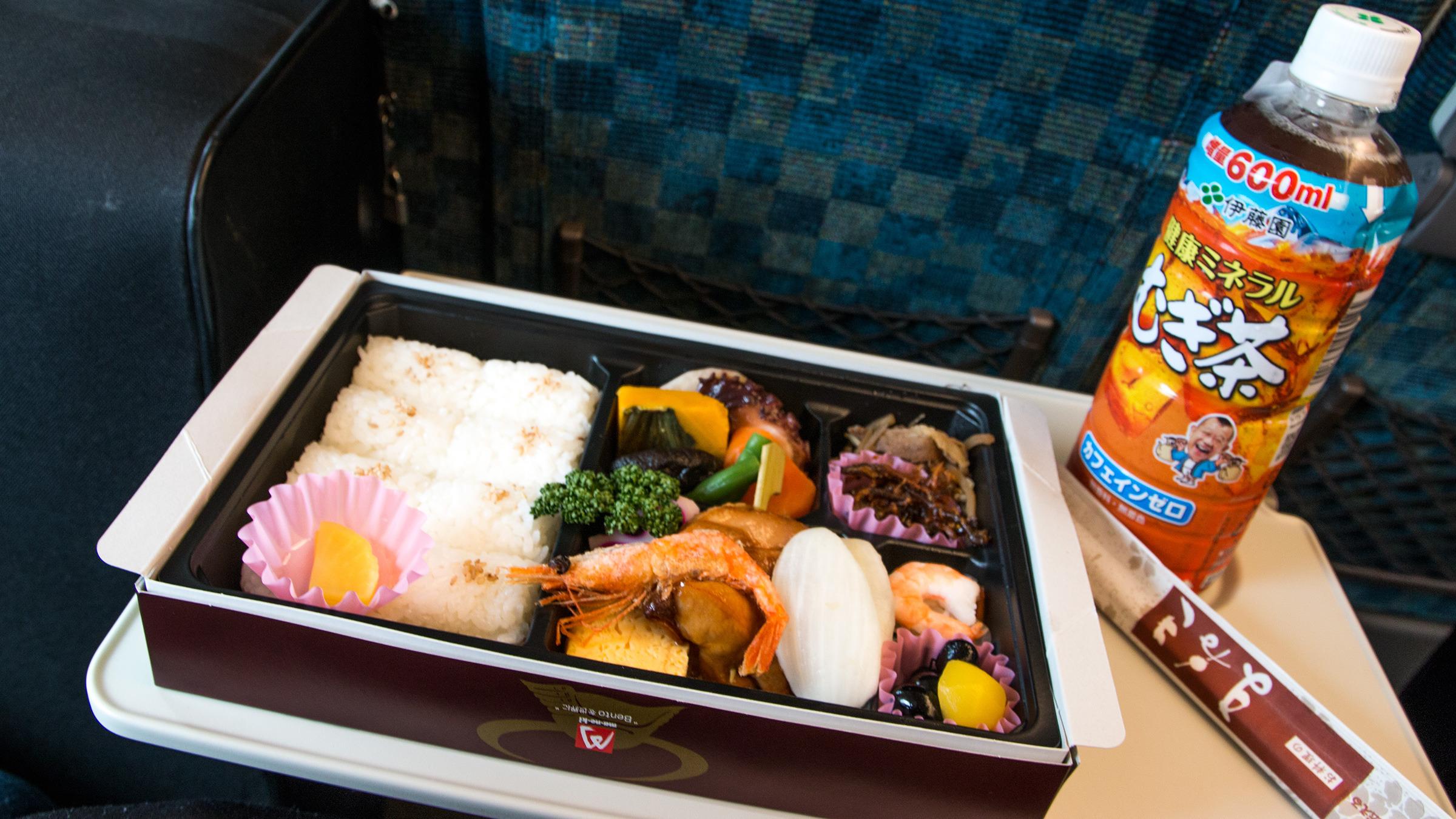 Når man beveger seg opp til SAKURA-linjen på Shinkansen blir også innholdet i matpakken mer spennende.Foto: Varg Aamo, Hardware.no