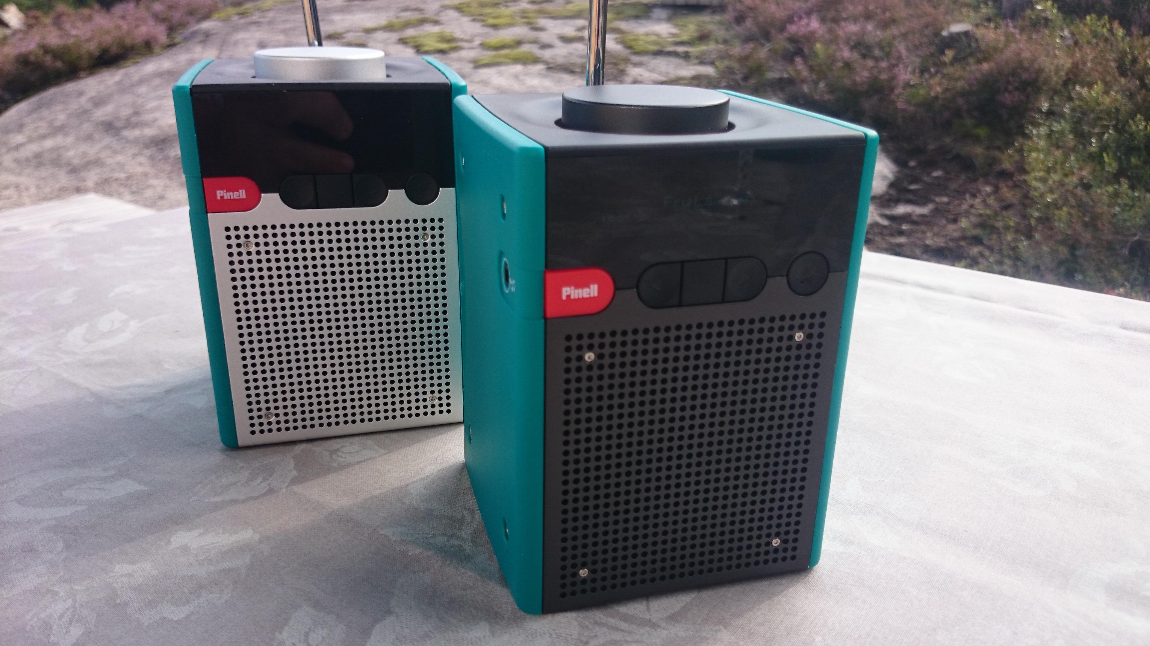 Den fremste radioen er en Pinell Go+, mens radioen i bakgrunnen er den originale Pinell-radioen uten Bluetooth. Den nye versjonen har mørke metallflater. (Foto: Espen Irwing Swang, Tek.no)