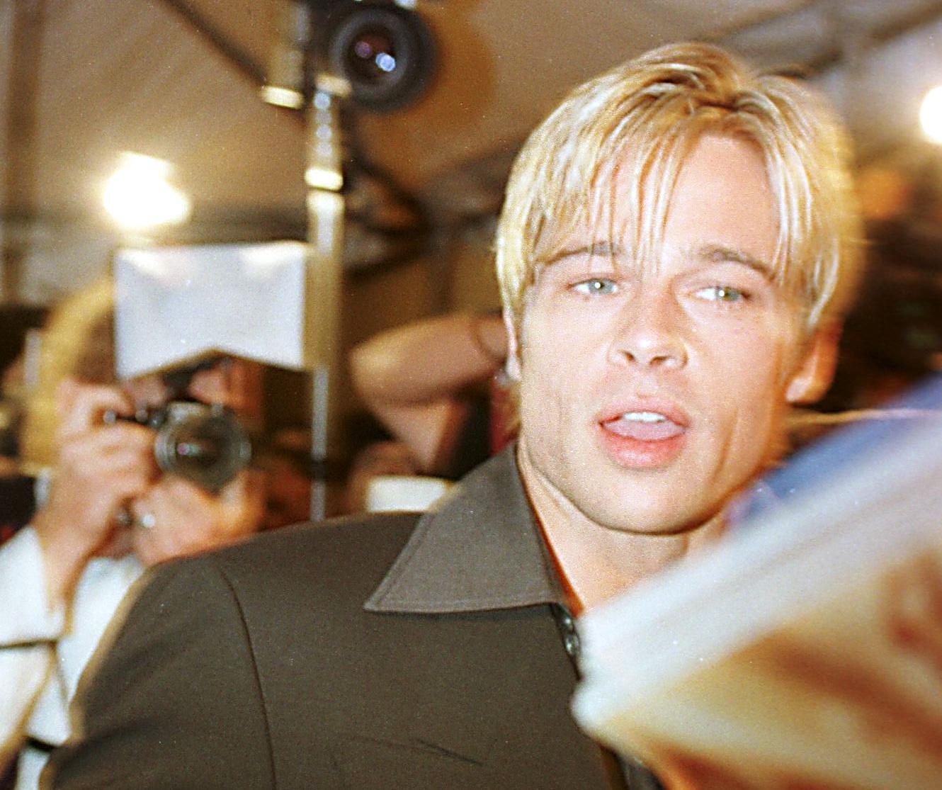 BLOND: Det er ikke bare stilen Brad Pitt har eksperimentert med gjennom årene. Også håret har gått gjennom en forandring eller to. I 1997 hadde Pitt helbleket håret. 